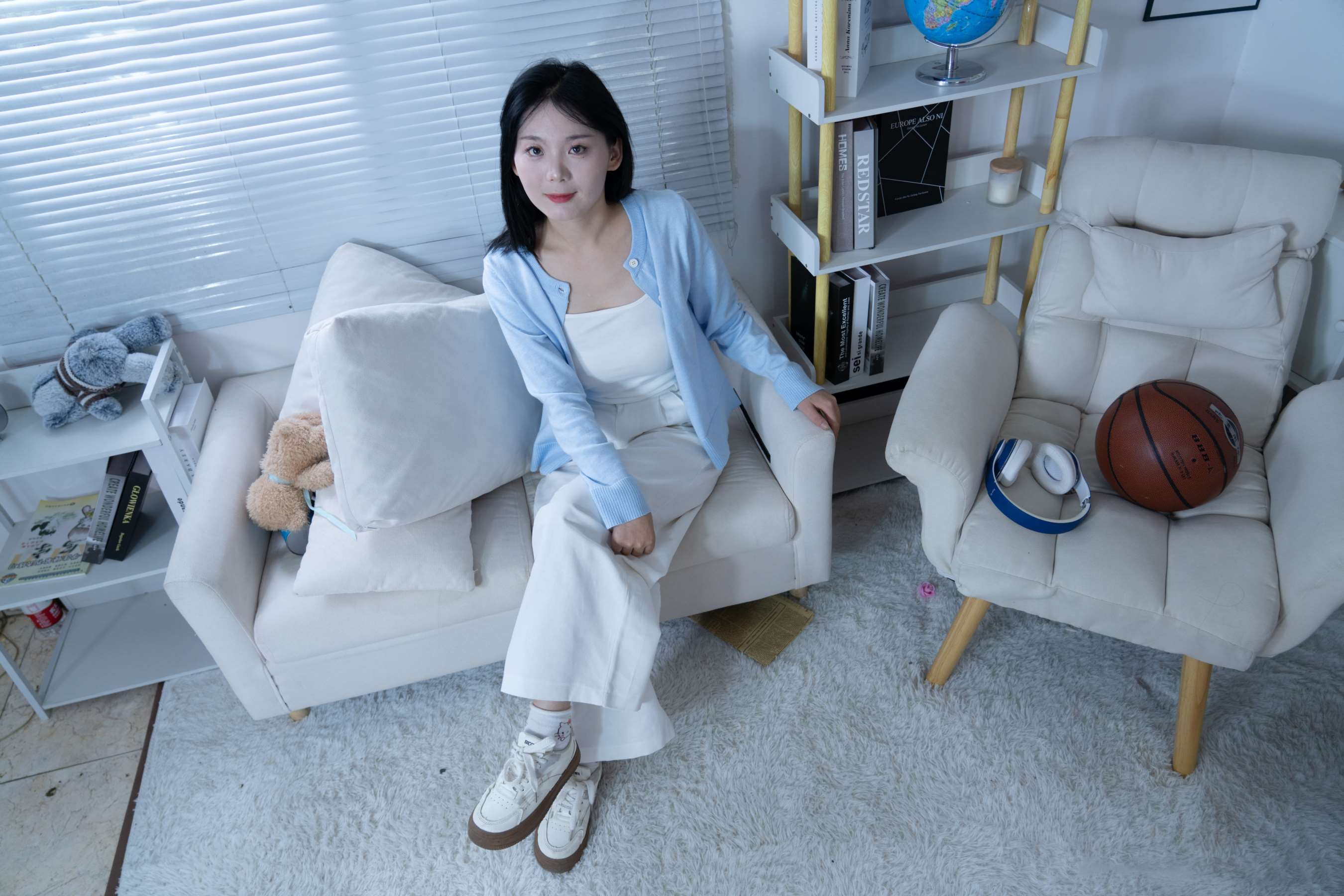 《梨子-板鞋、脏白棉袜、裸足》作品图