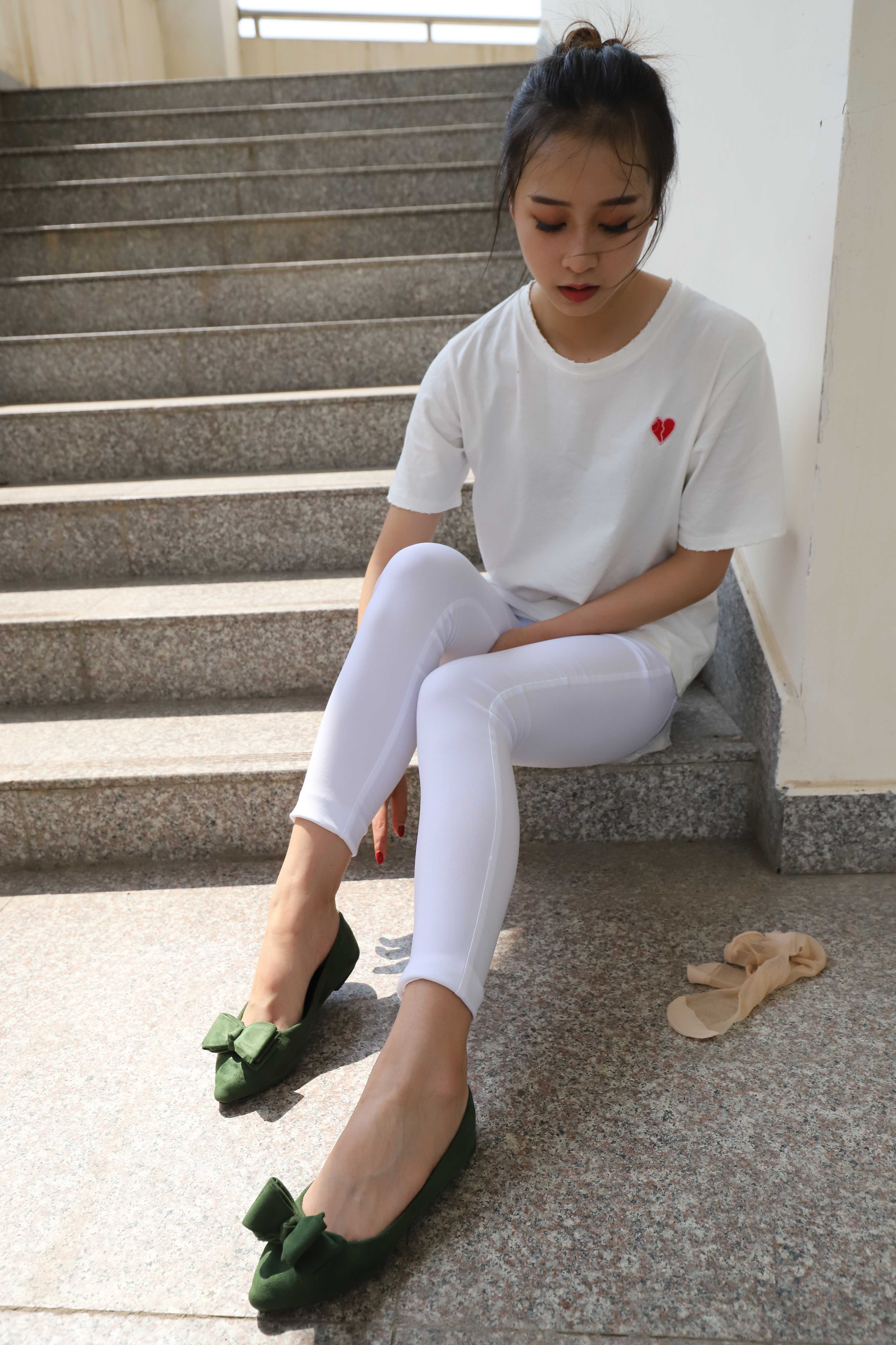 《学妹紧身裤裸足の丝袜脚丫+视频一部》作品图