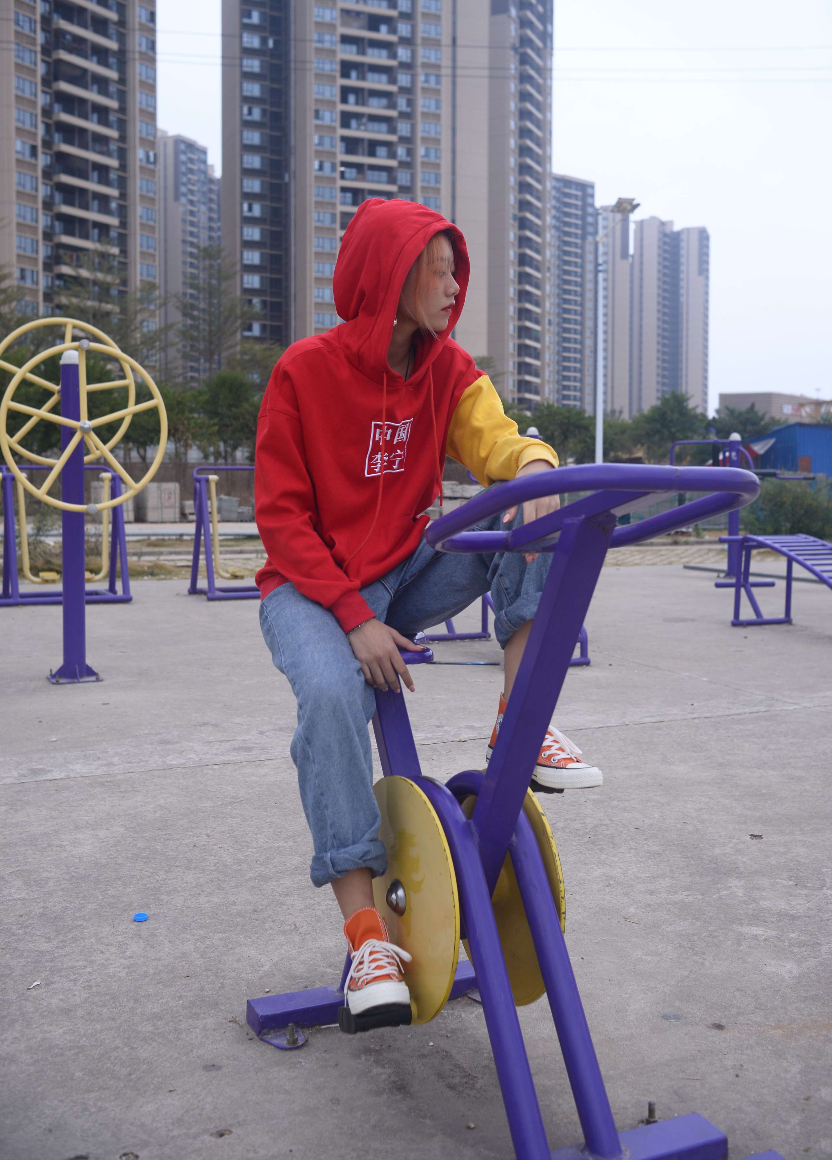 《彤彤健身器材上展嫩足》作品图