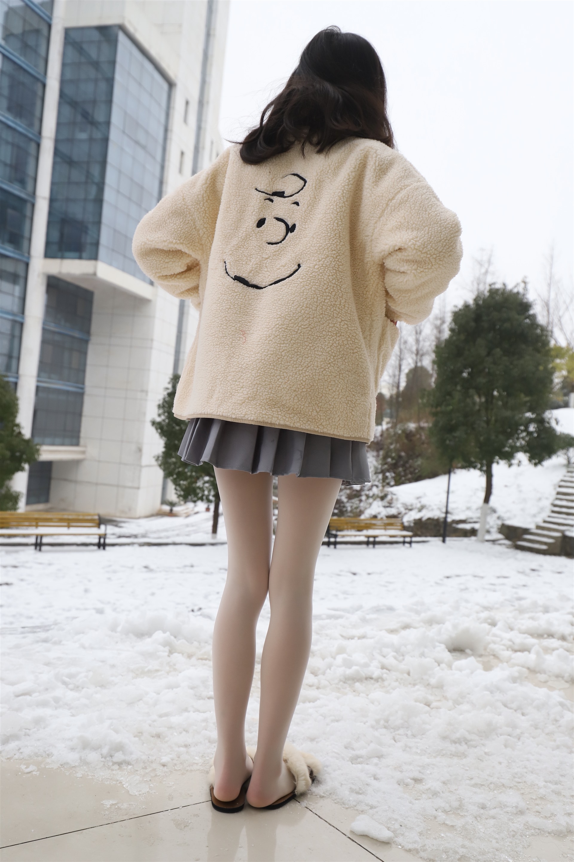 《雪地上长白丝袜脚丫》作品图