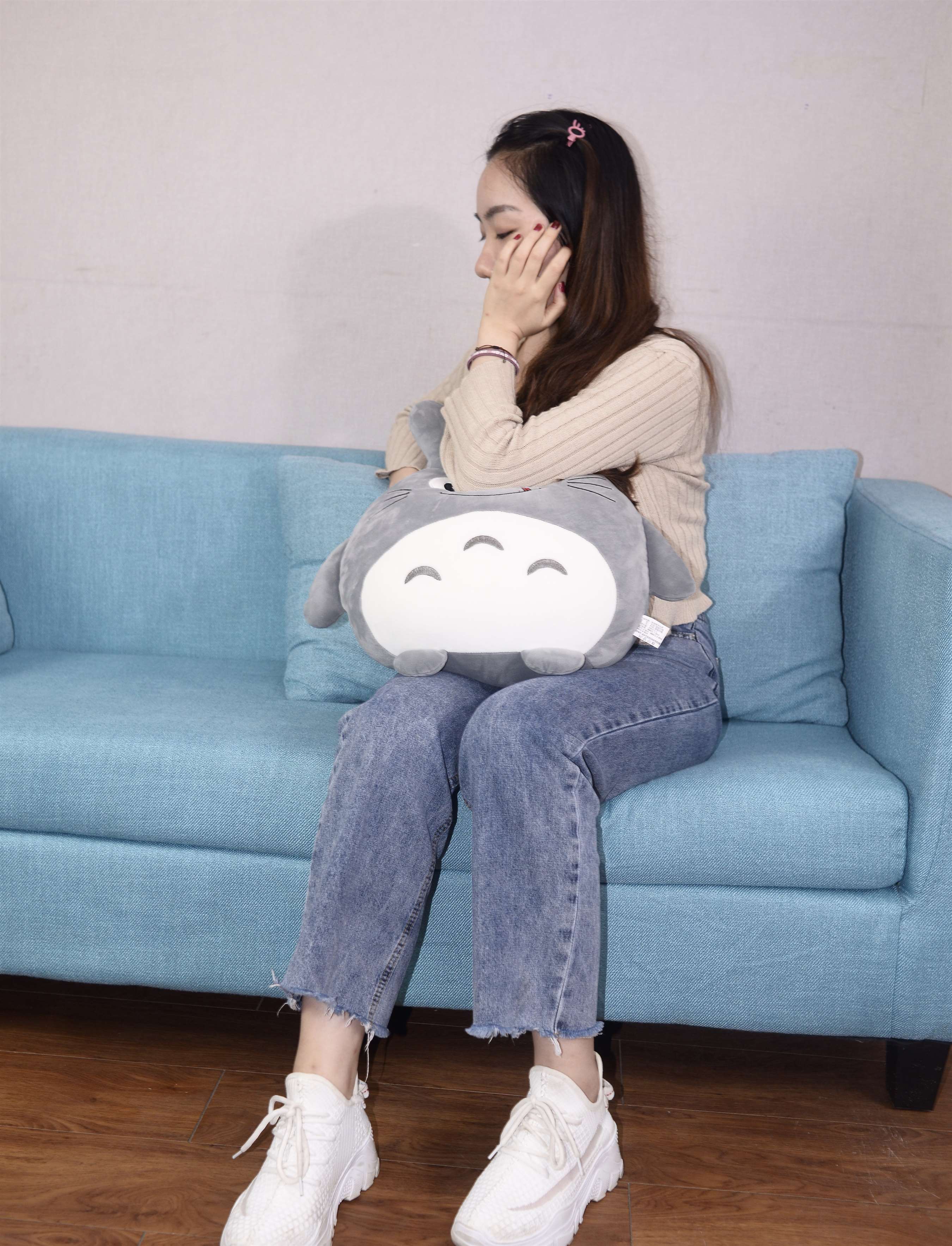 《全程玩手机的小姐姐》作品图