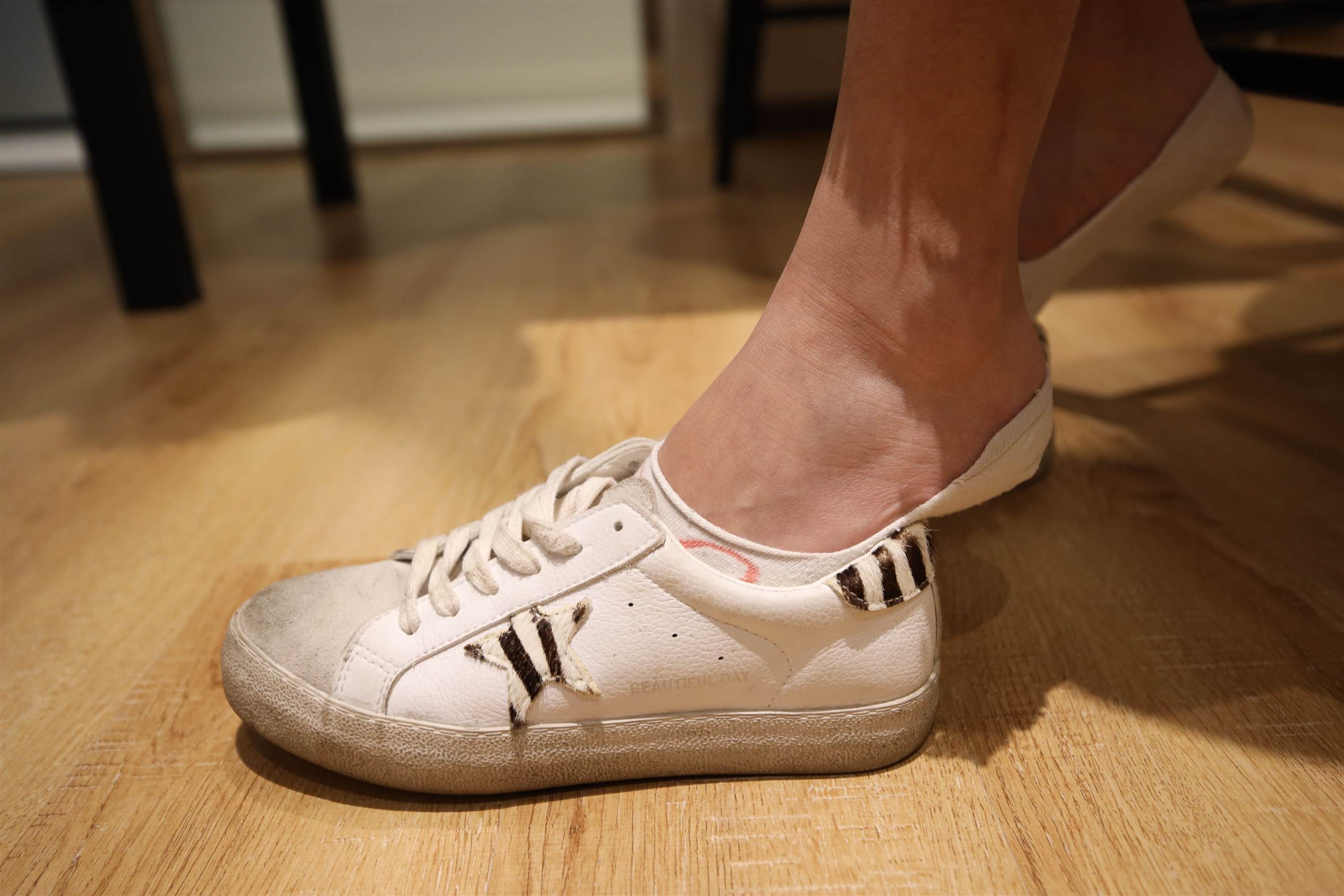 《脏脏的板鞋船袜の裸足脚丫》作品图