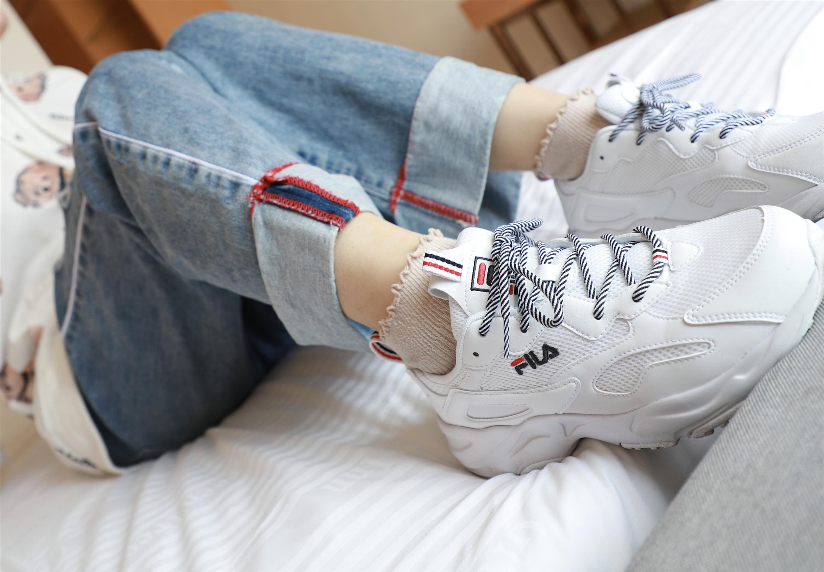 《运动鞋の棉袜脚丫》作品图