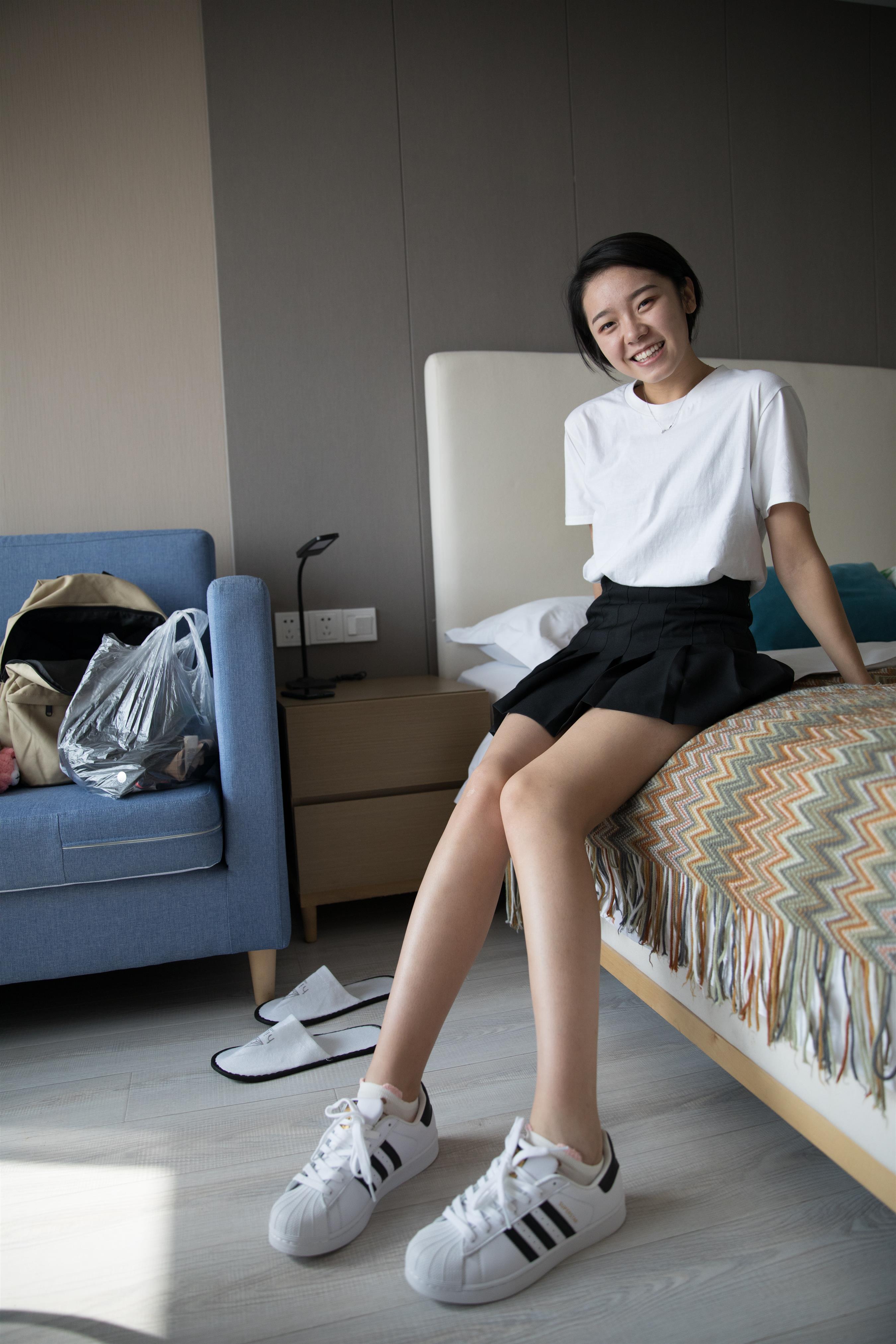 《爱笑的少女の板鞋棉袜脚+视频1个》作品图