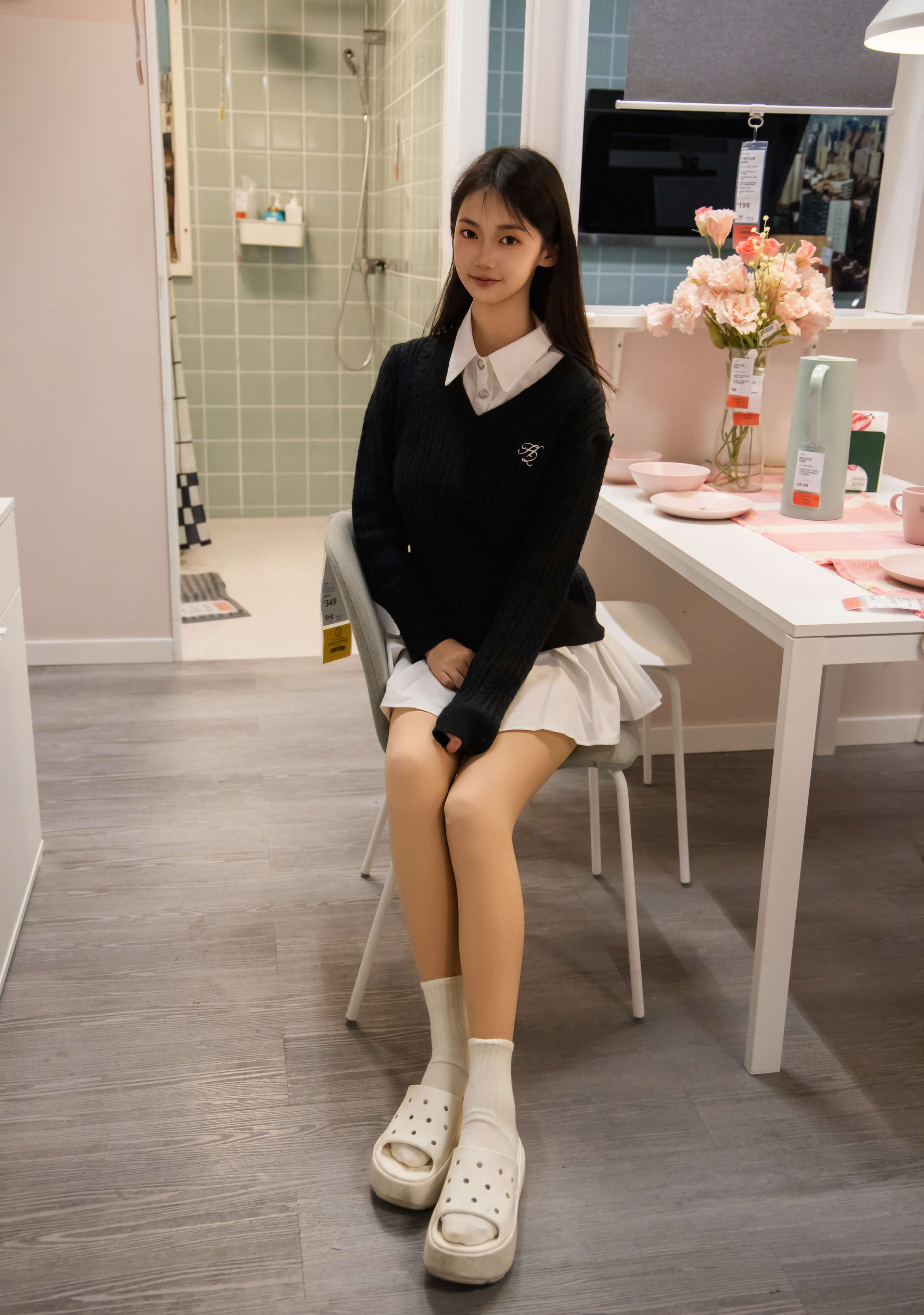 《鹿鹿 洞洞鞋白棉袜の裸足》作品图