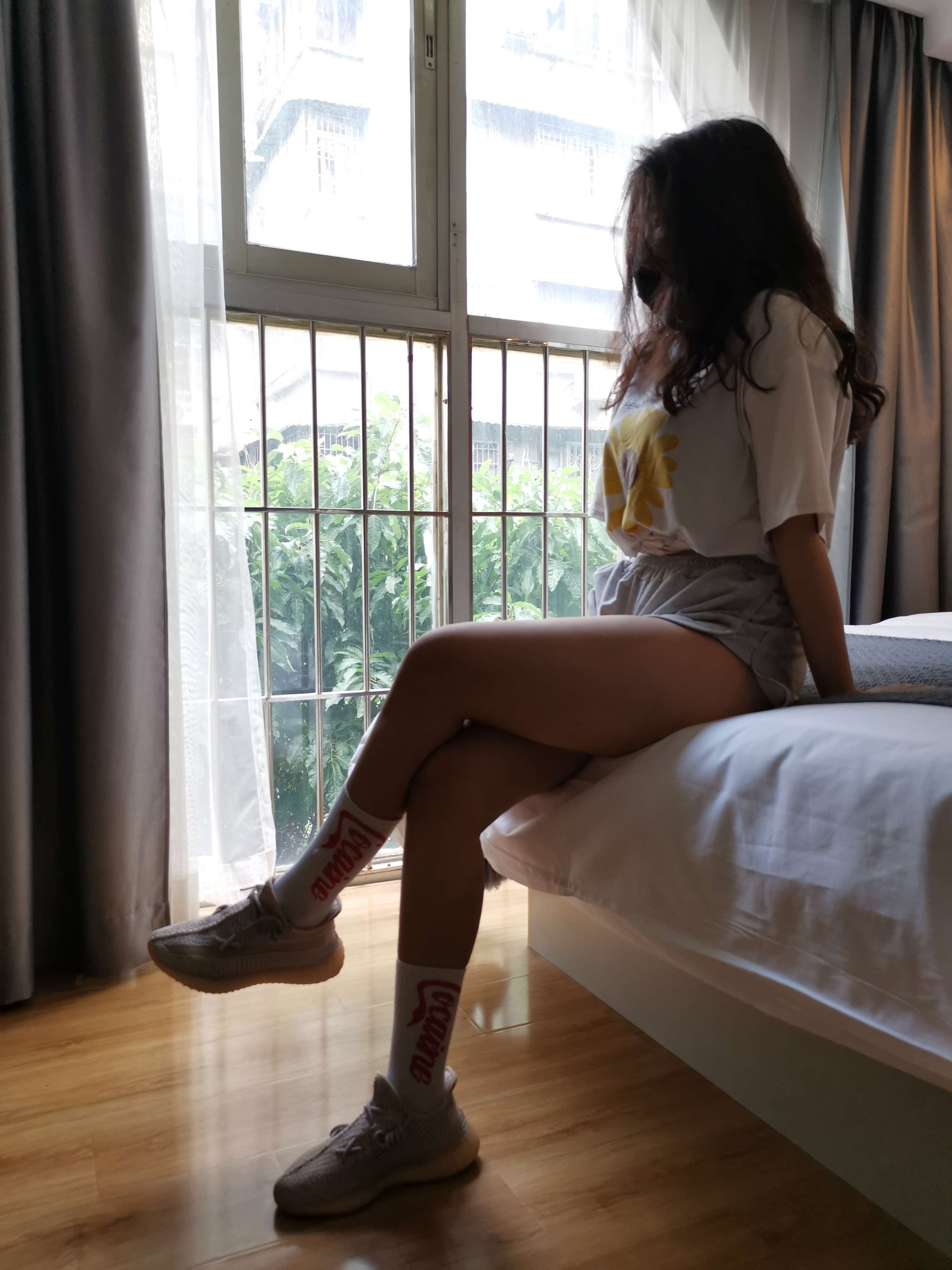 《莹莹脱袜展嫩足》作品图