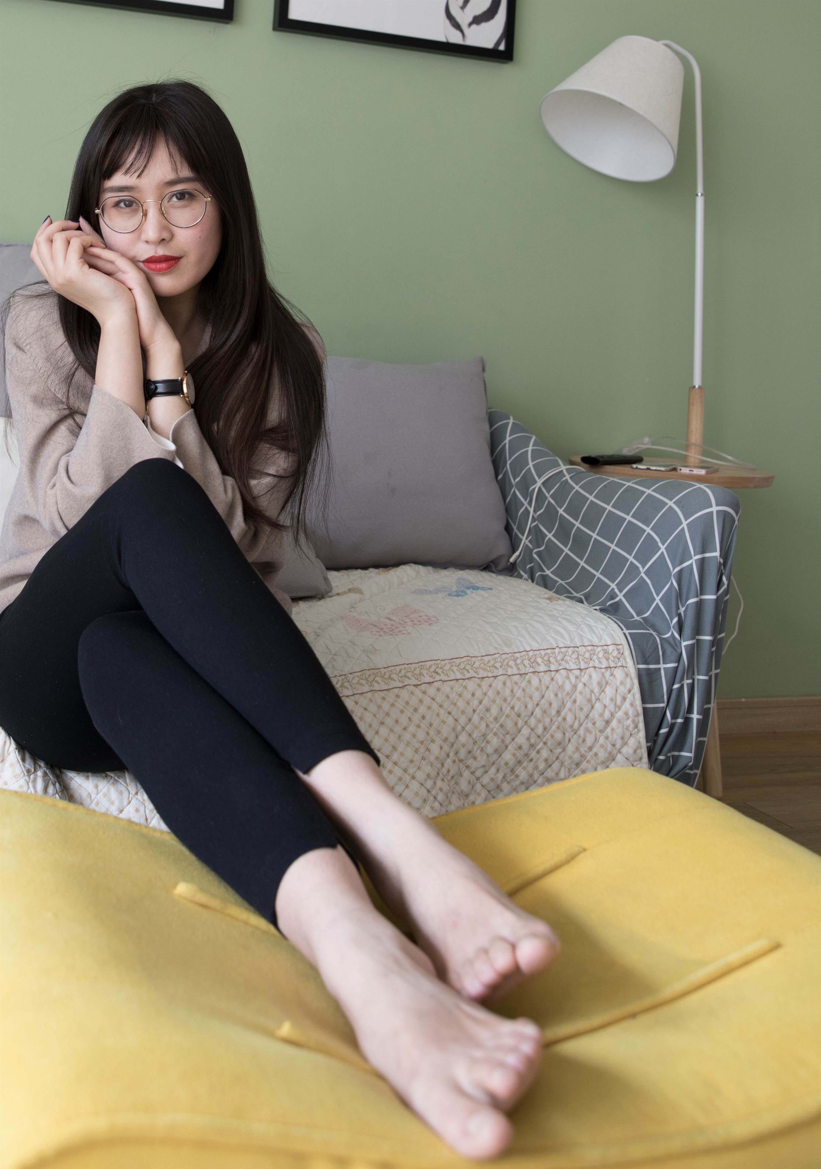 《眼镜妹的运动鞋の棉袜脚丫+视频1个》作品图