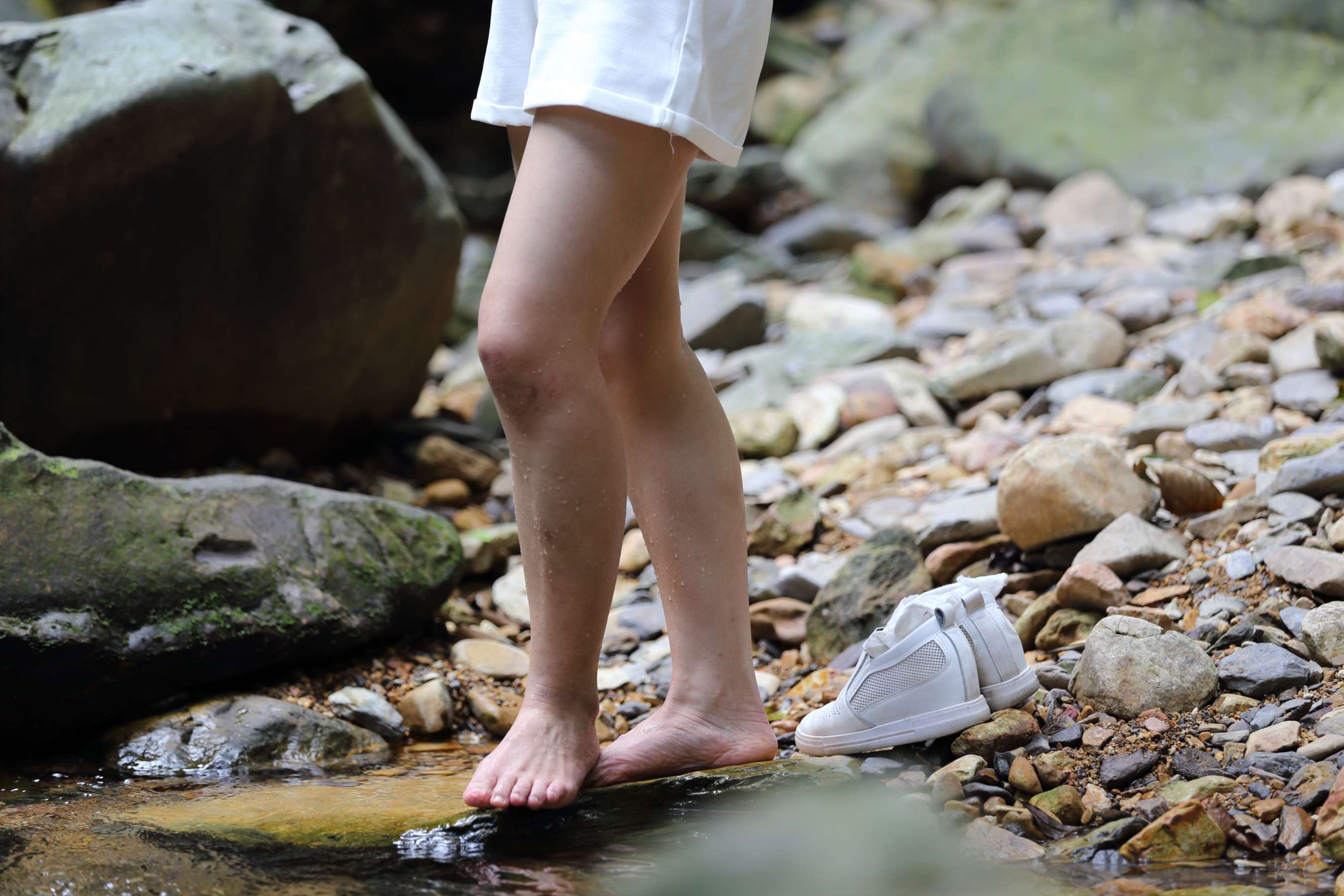 《漂亮短发眼镜学妹蕾丝船袜小白鞋》作品图