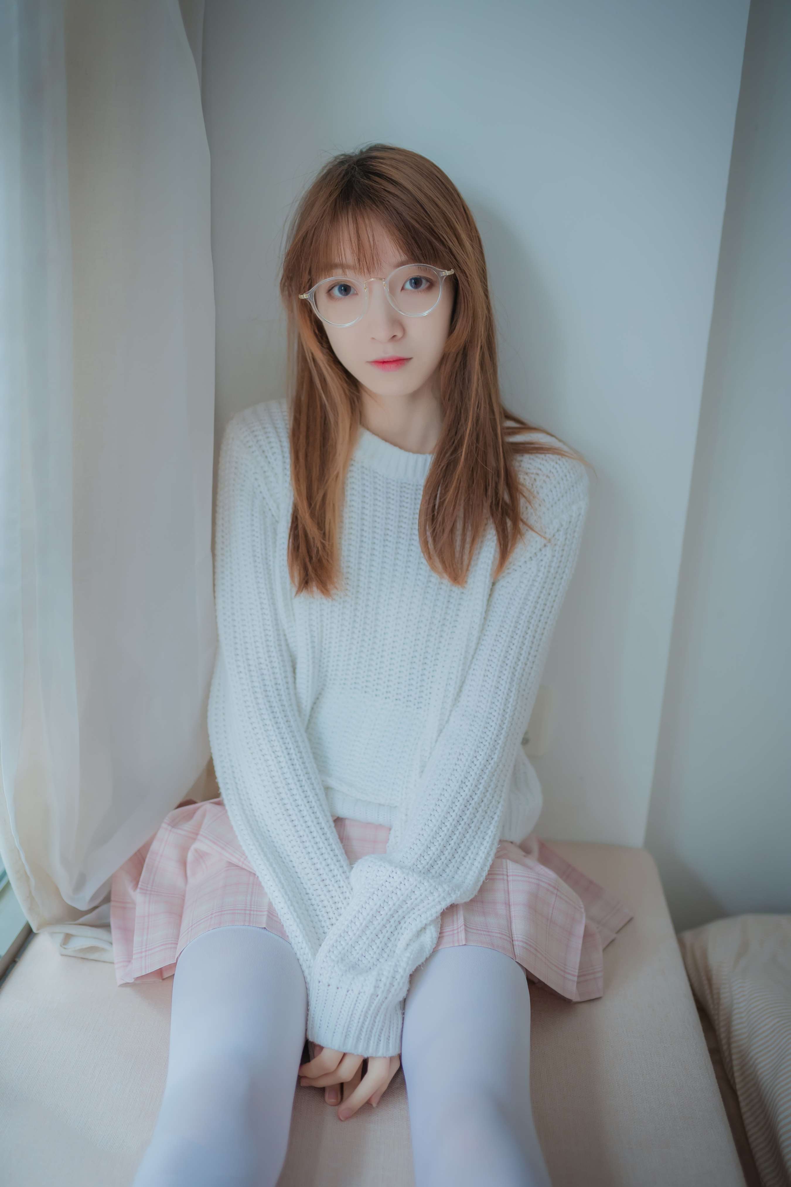 《少女毛衣の白丝足》作品图