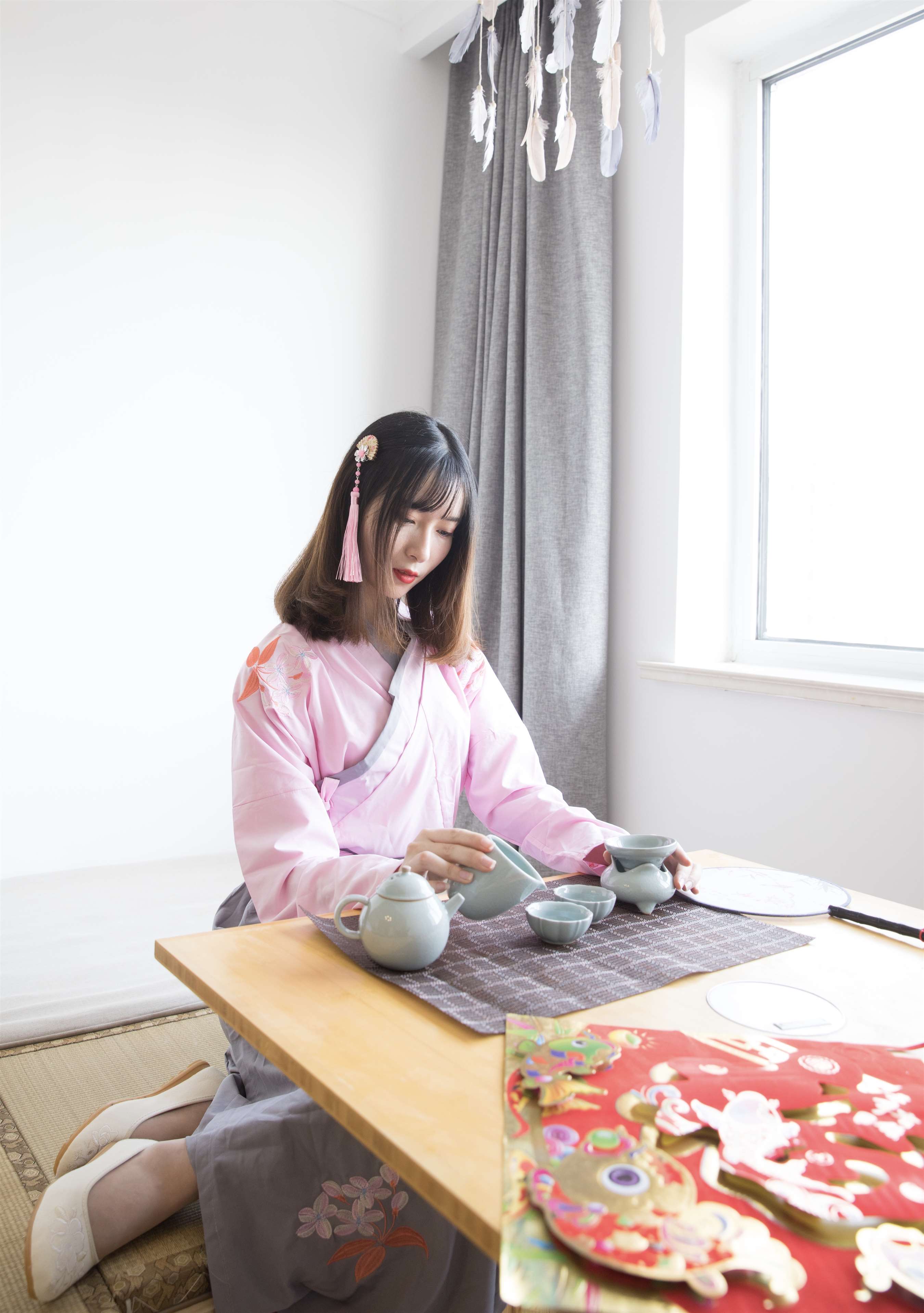 《丝袜脚玩红包》作品图