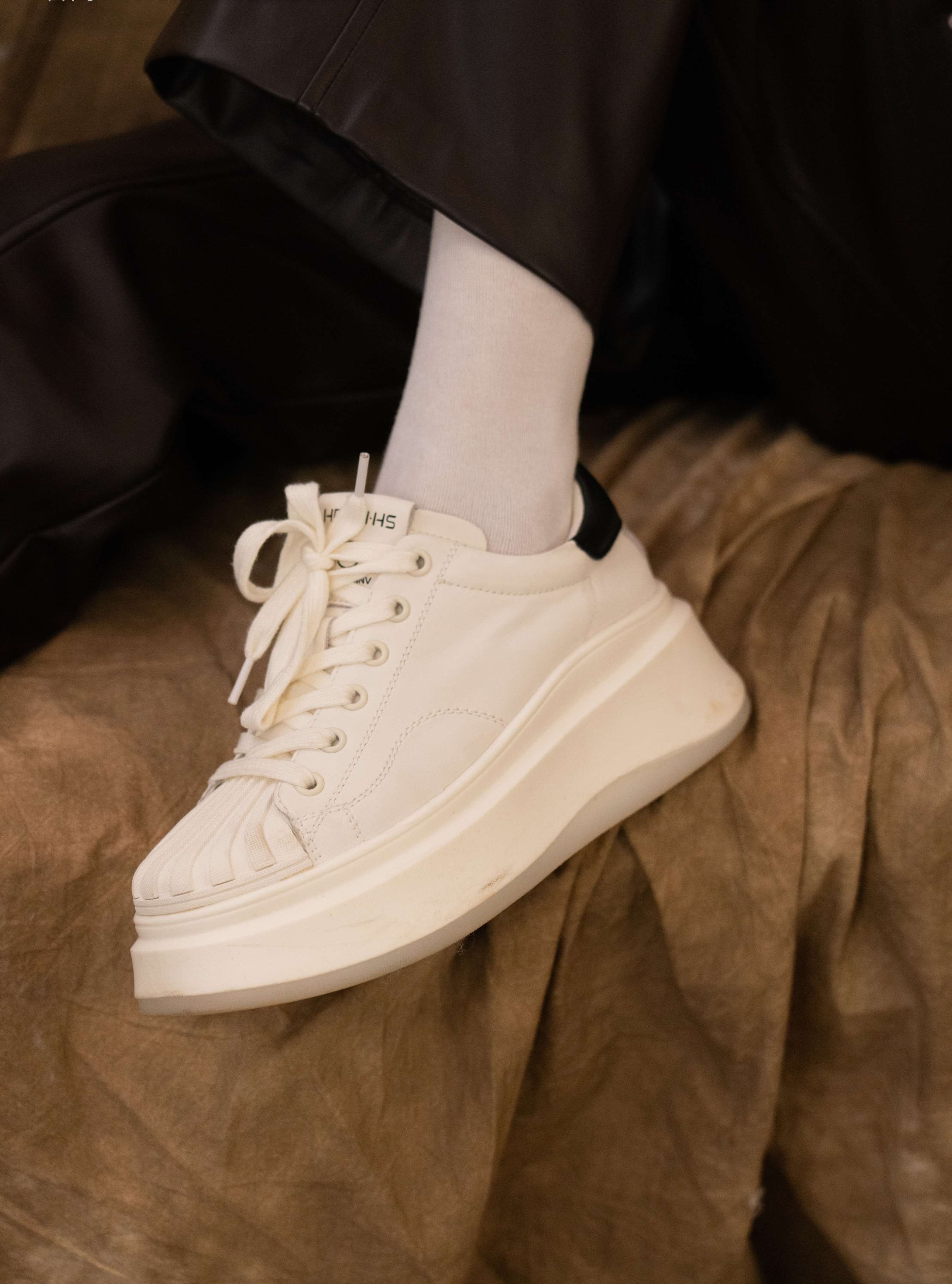 《齐齐-板鞋白棉袜の裸足》作品图