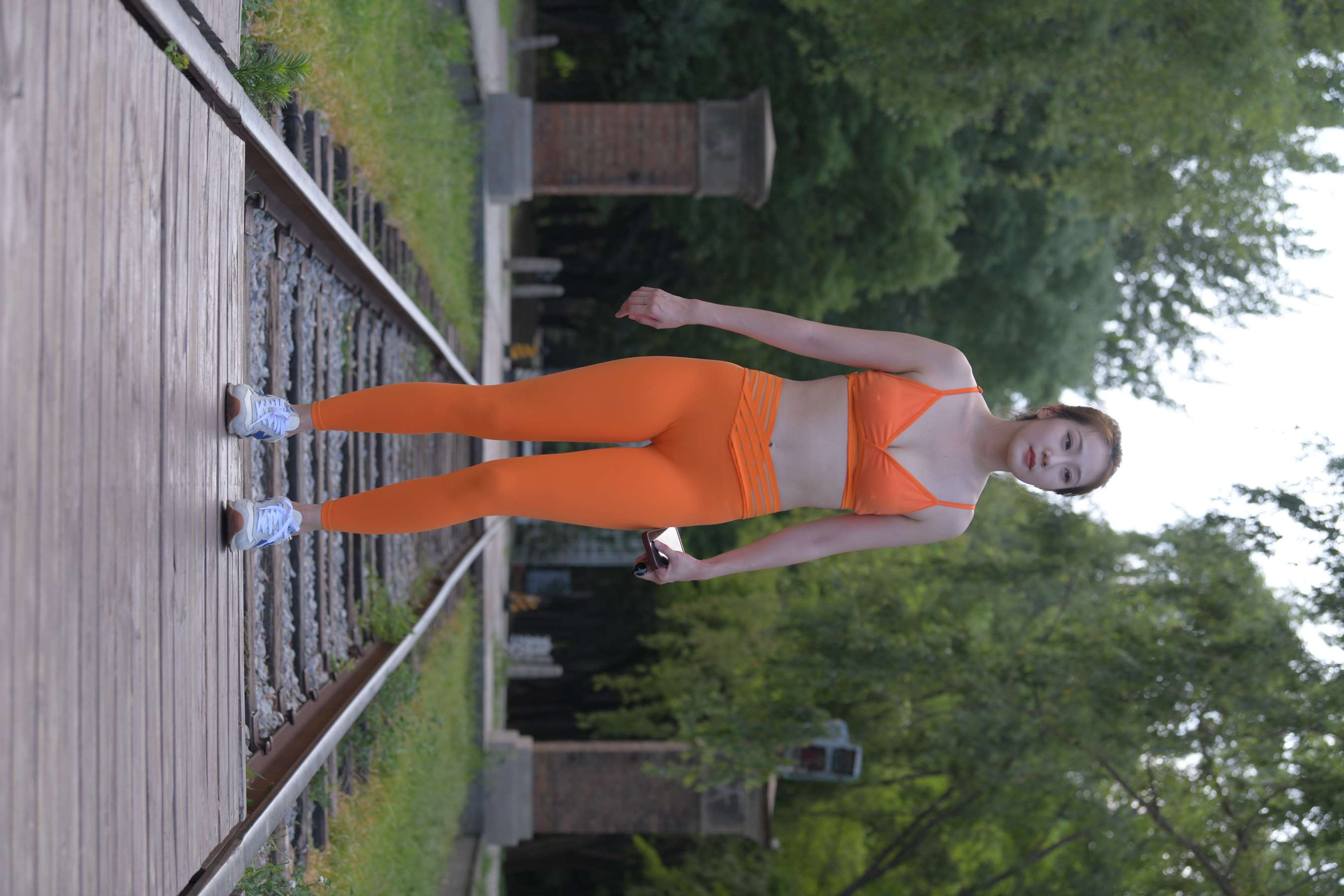 《树荫下练瑜伽》作品图