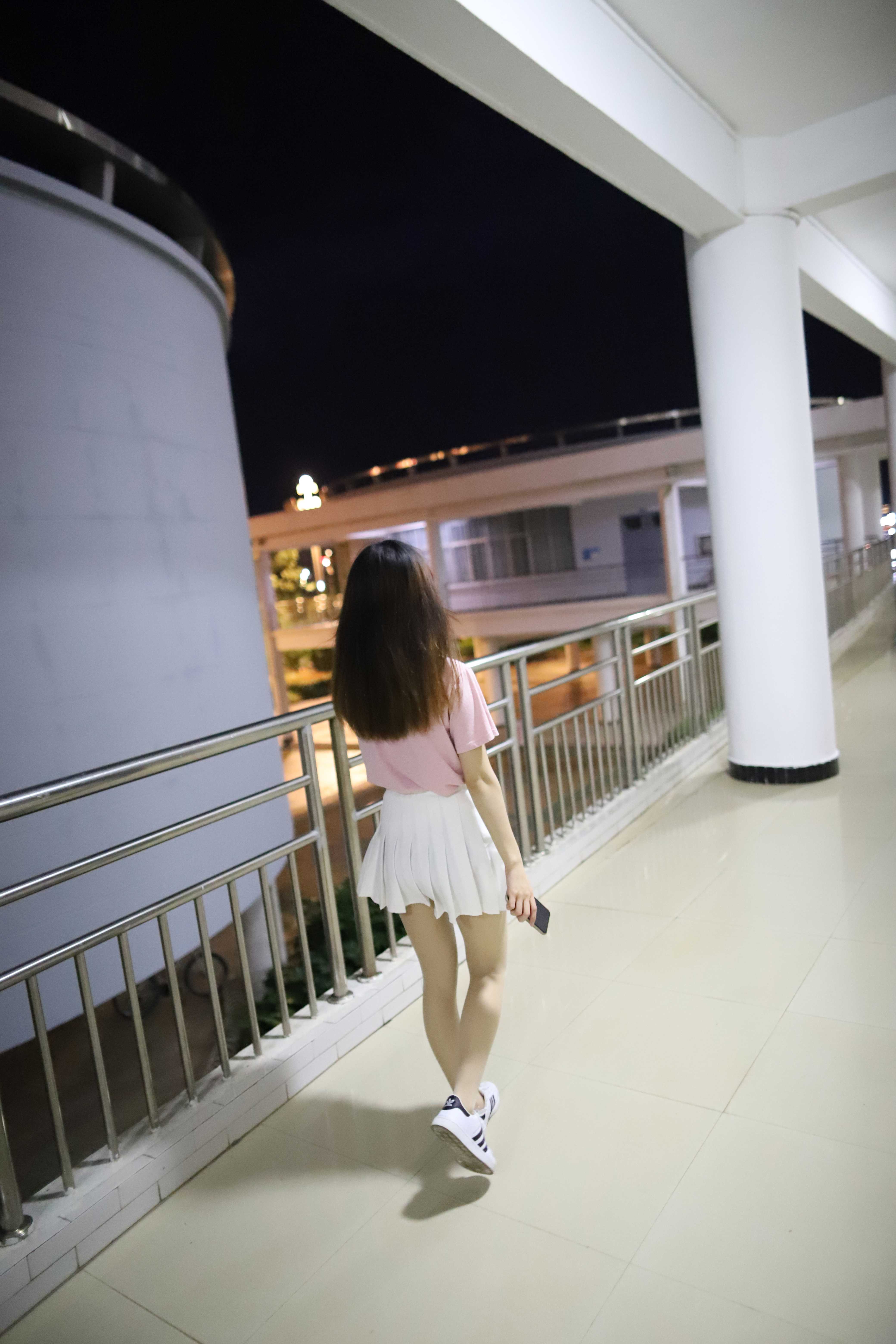 《夜拍板鞋丝袜脚丫》作品图