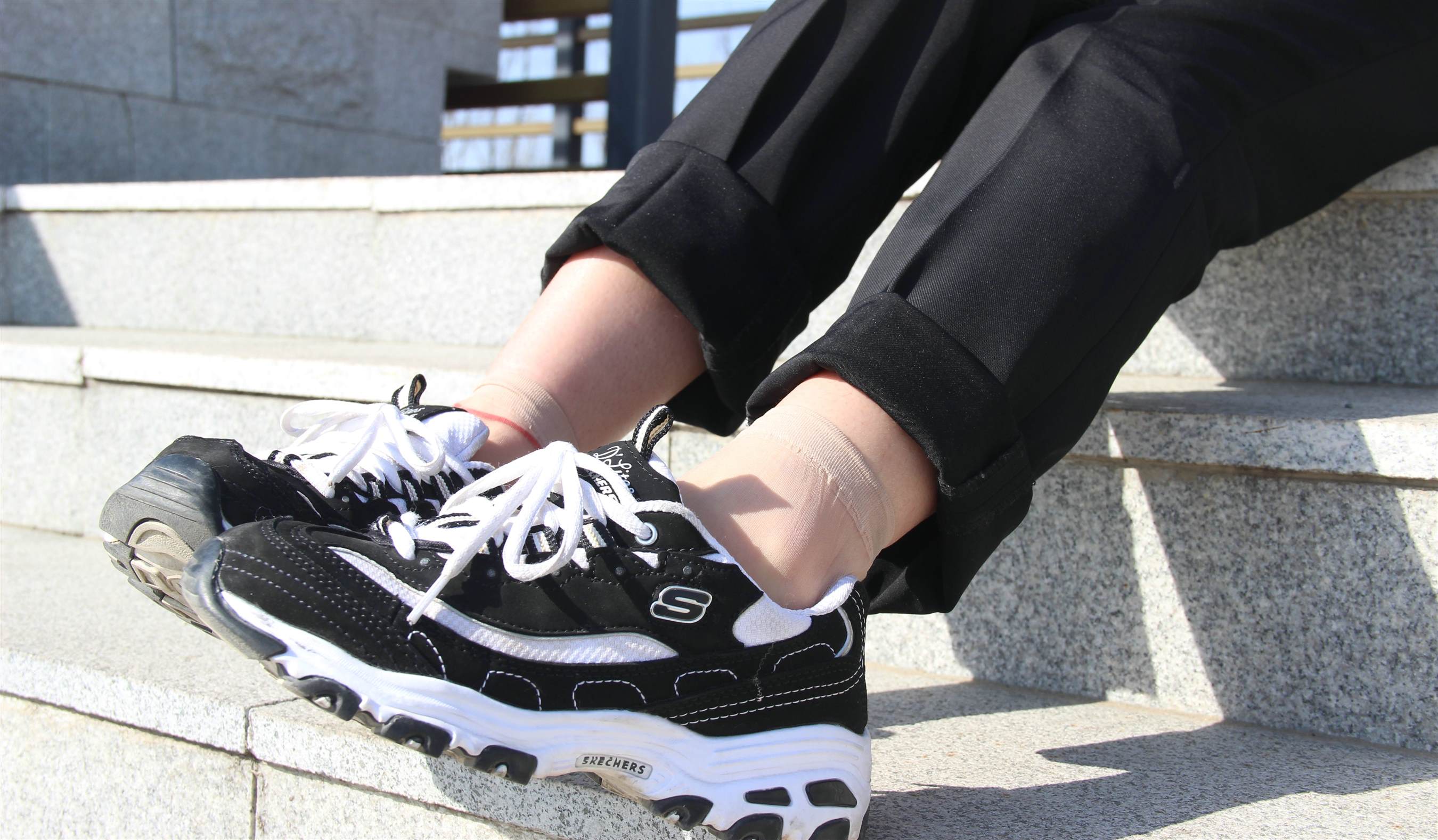 《红色脚绳》作品图