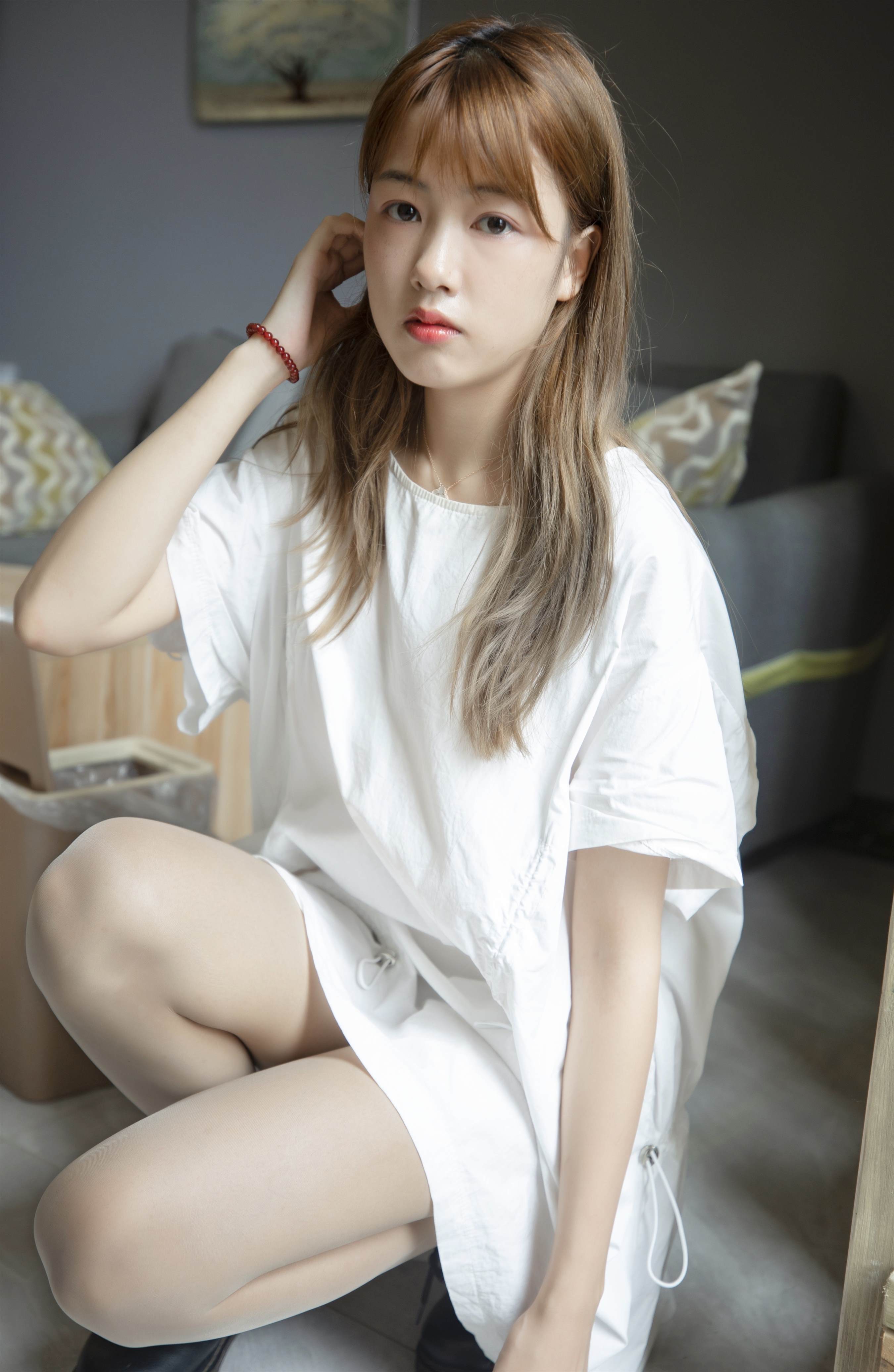 《白色连衣裙の肉丝脚丫》作品图