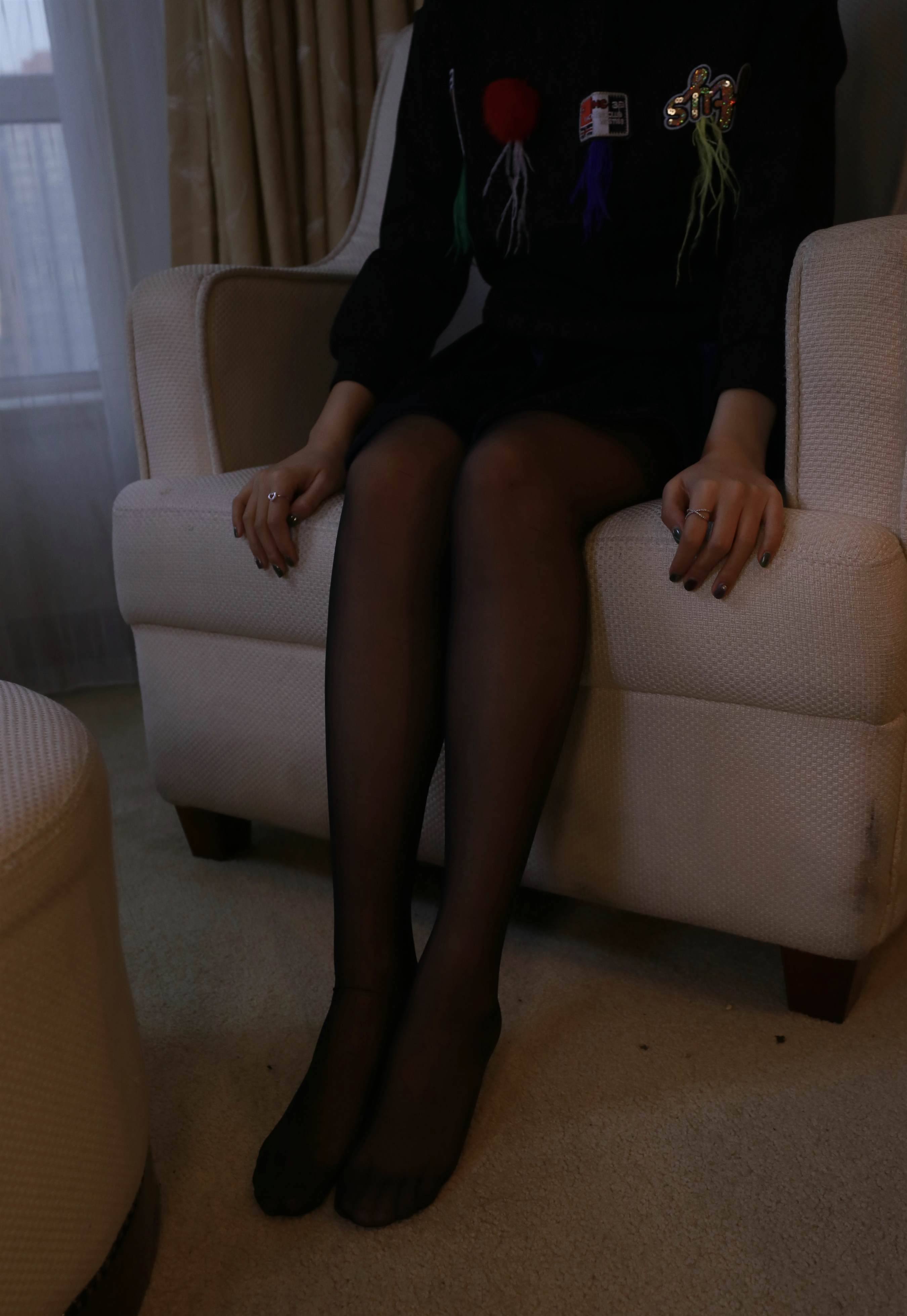 《黑色连衣裙の黑丝脚丫》作品图