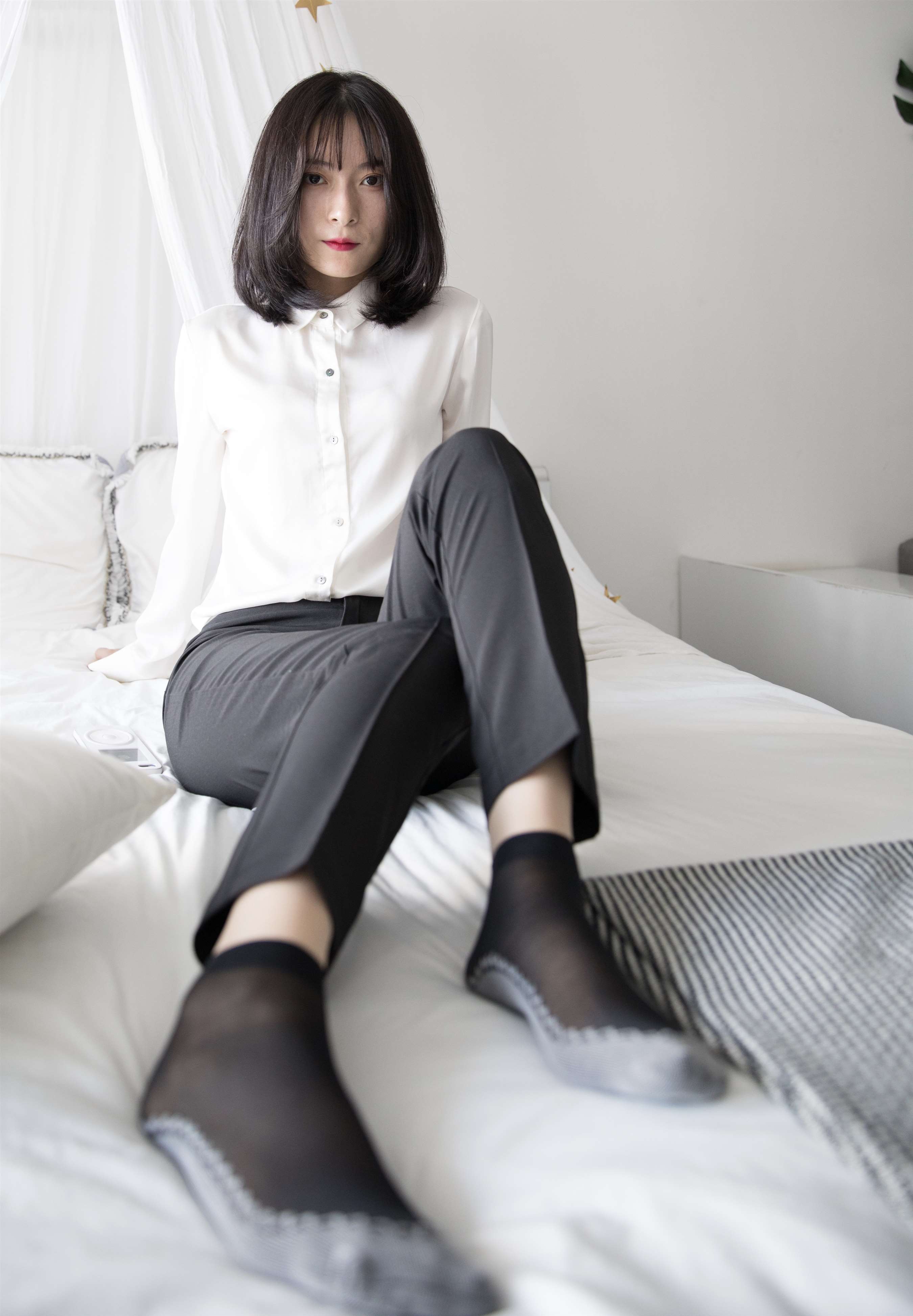 《职业装少女换袜》作品图