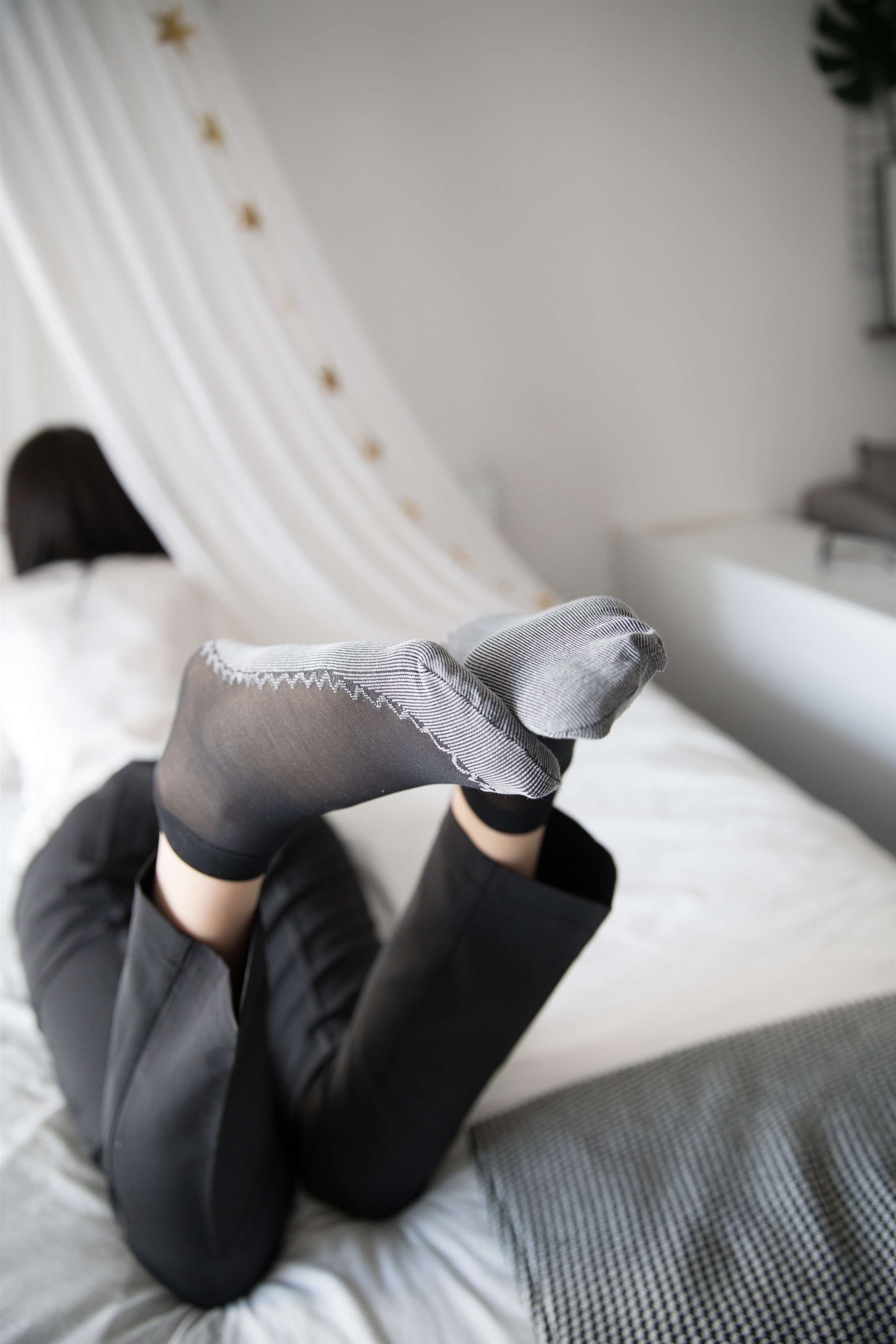 《职业装少女换袜》作品图