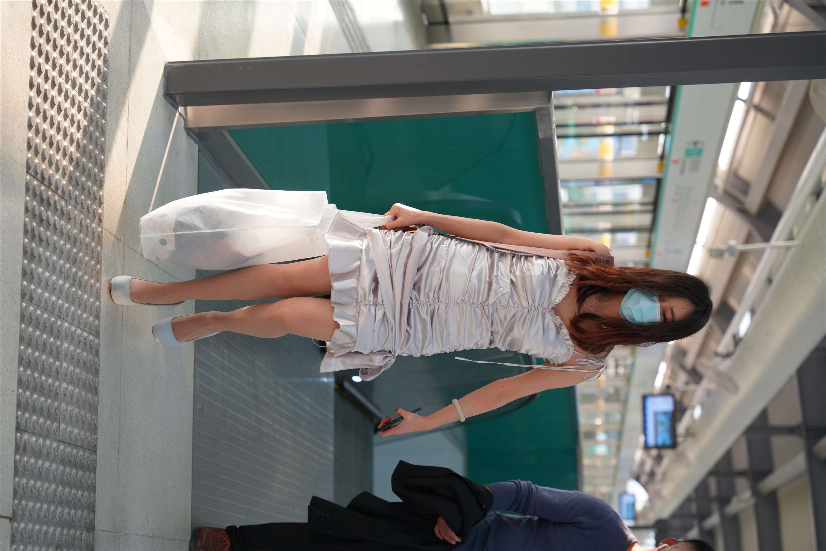 《地铁遇见肉丝【套图+视频2个】》作品图