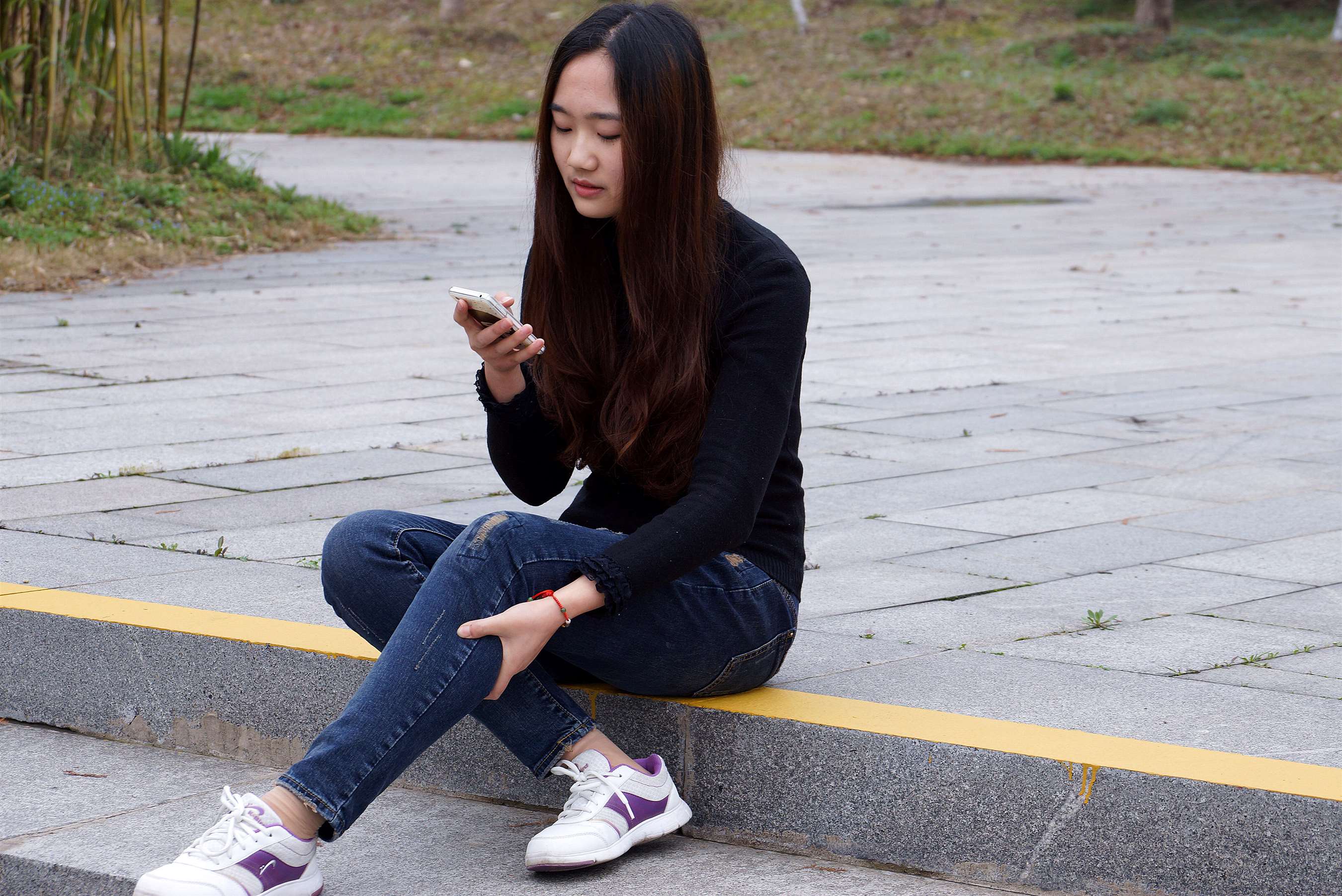 《牛仔运动鞋の丝足》作品图