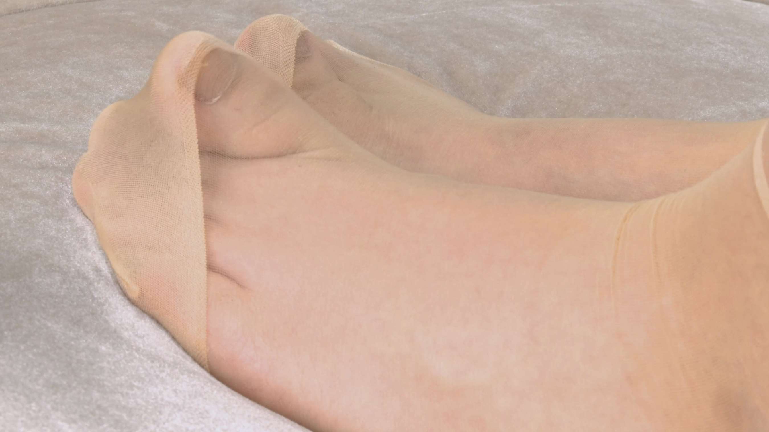 《雪菲脱掉帆布鞋把脚纹路给你看》作品图