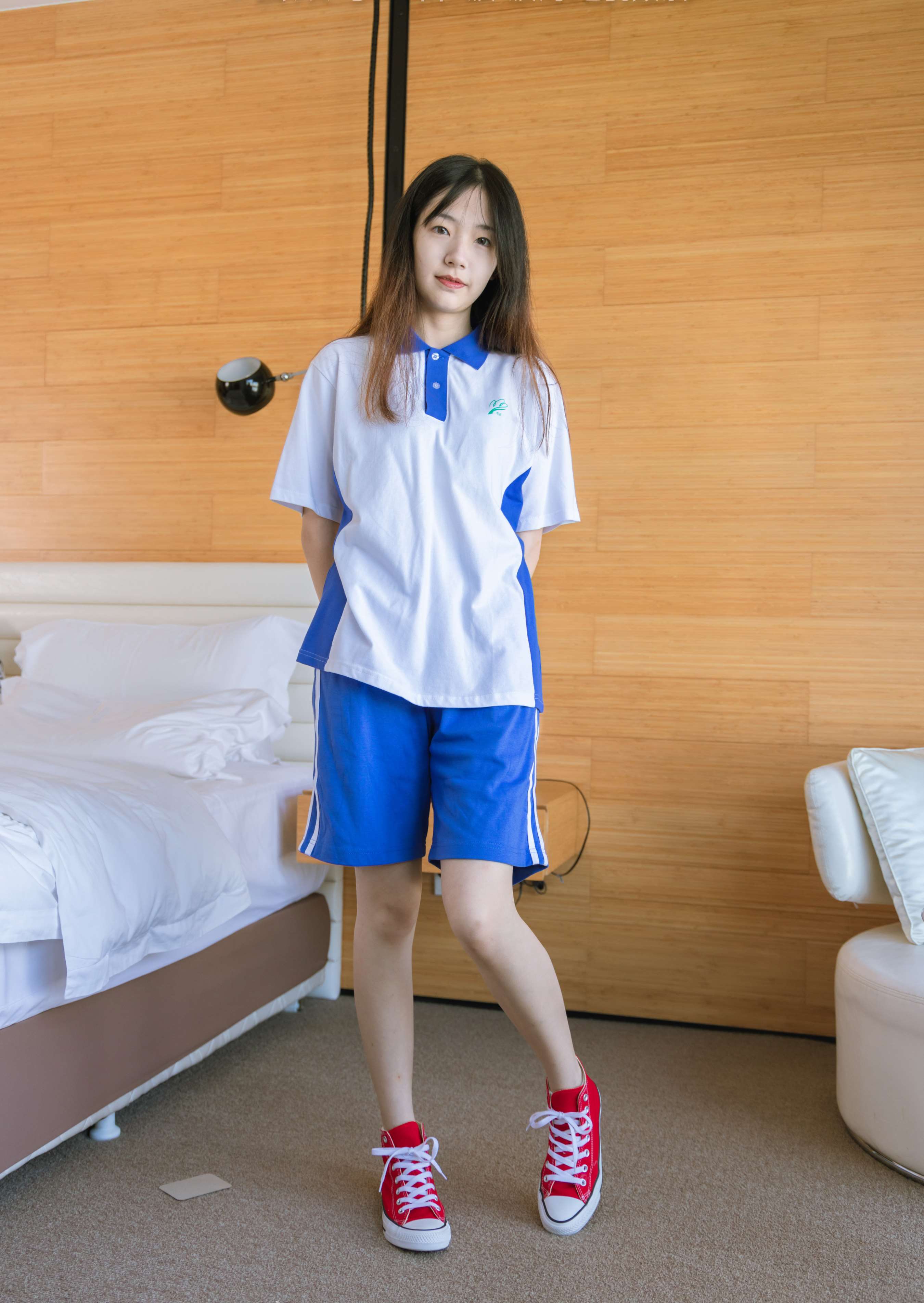 《小甜豆-校服帆布鞋棉袜の裸足》作品图