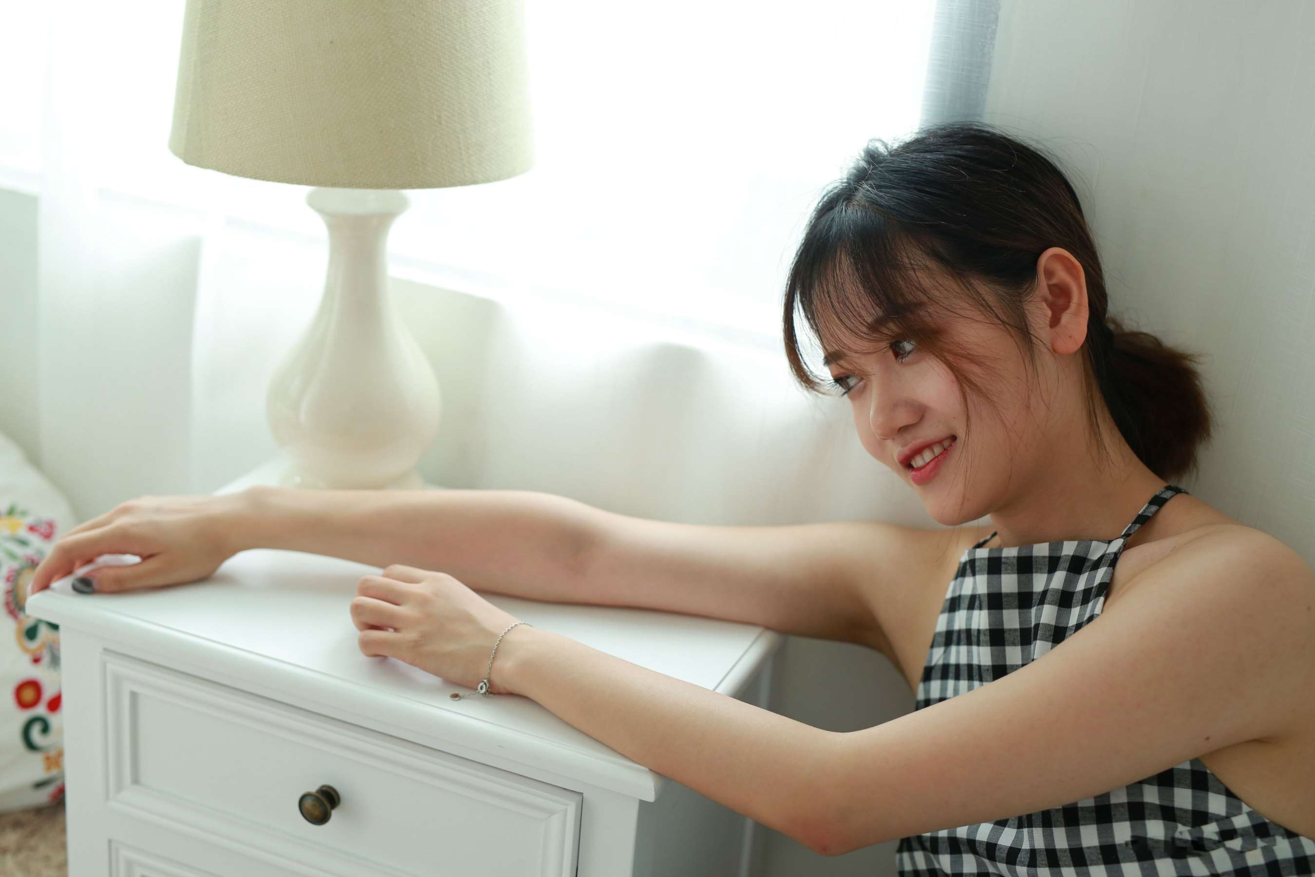 《陈雨菲露背格子裙の嫩足》作品图