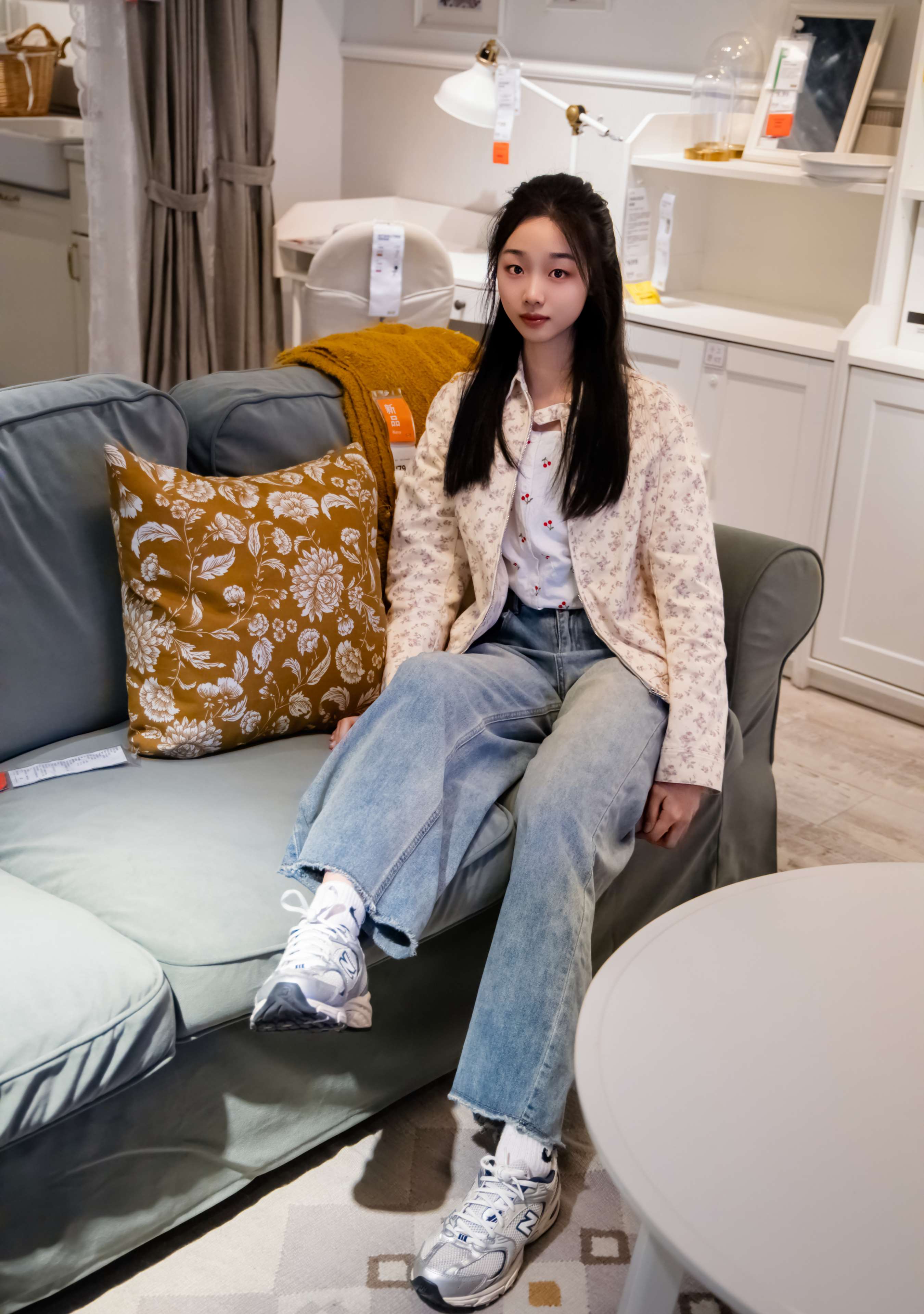 《奶芙 碎花衬衫の白色棉袜、裸足》作品图