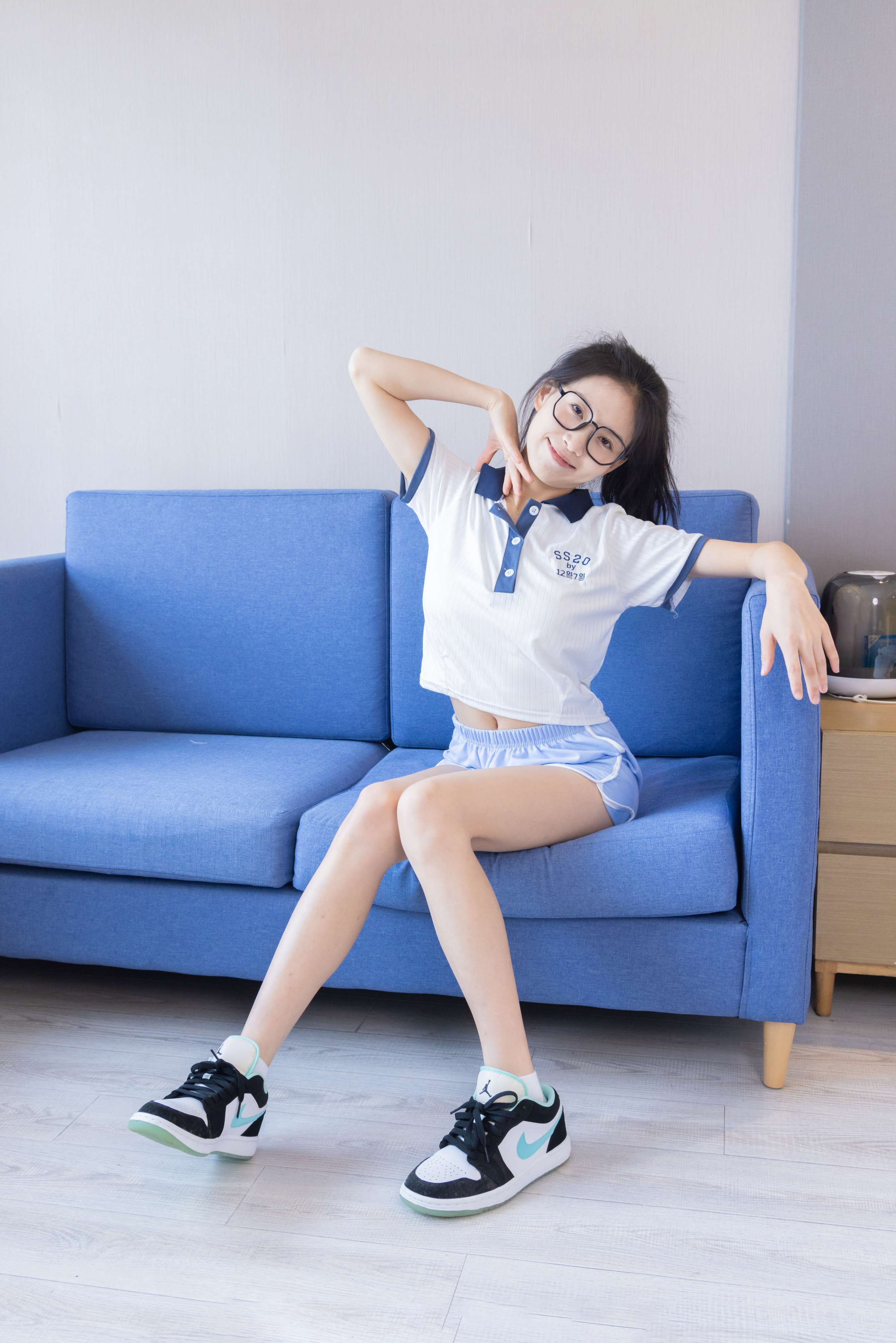 《芝士-板鞋白棉袜の裸足》作品图