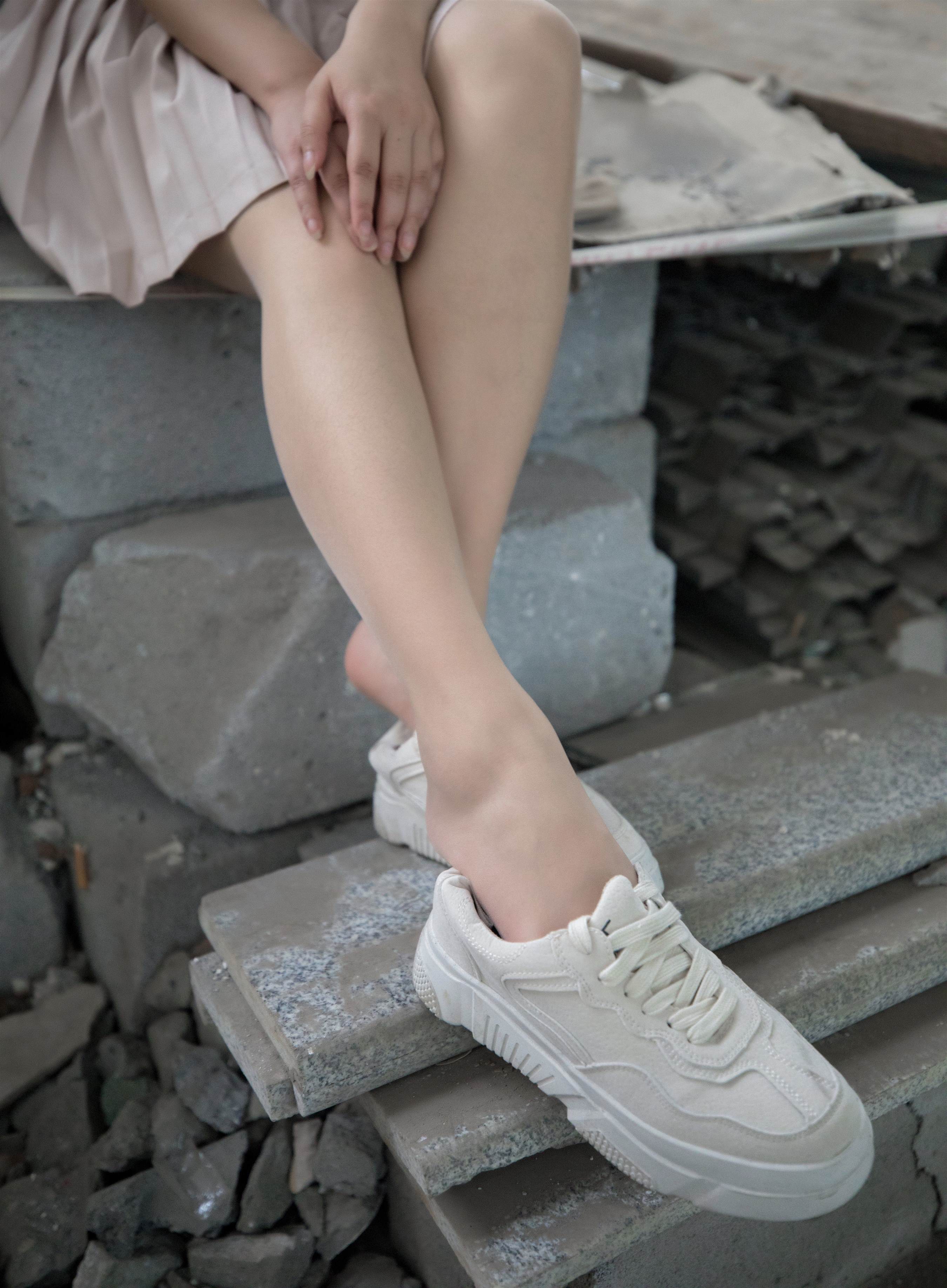 《毛坯房里的丝袜脚丫》作品图