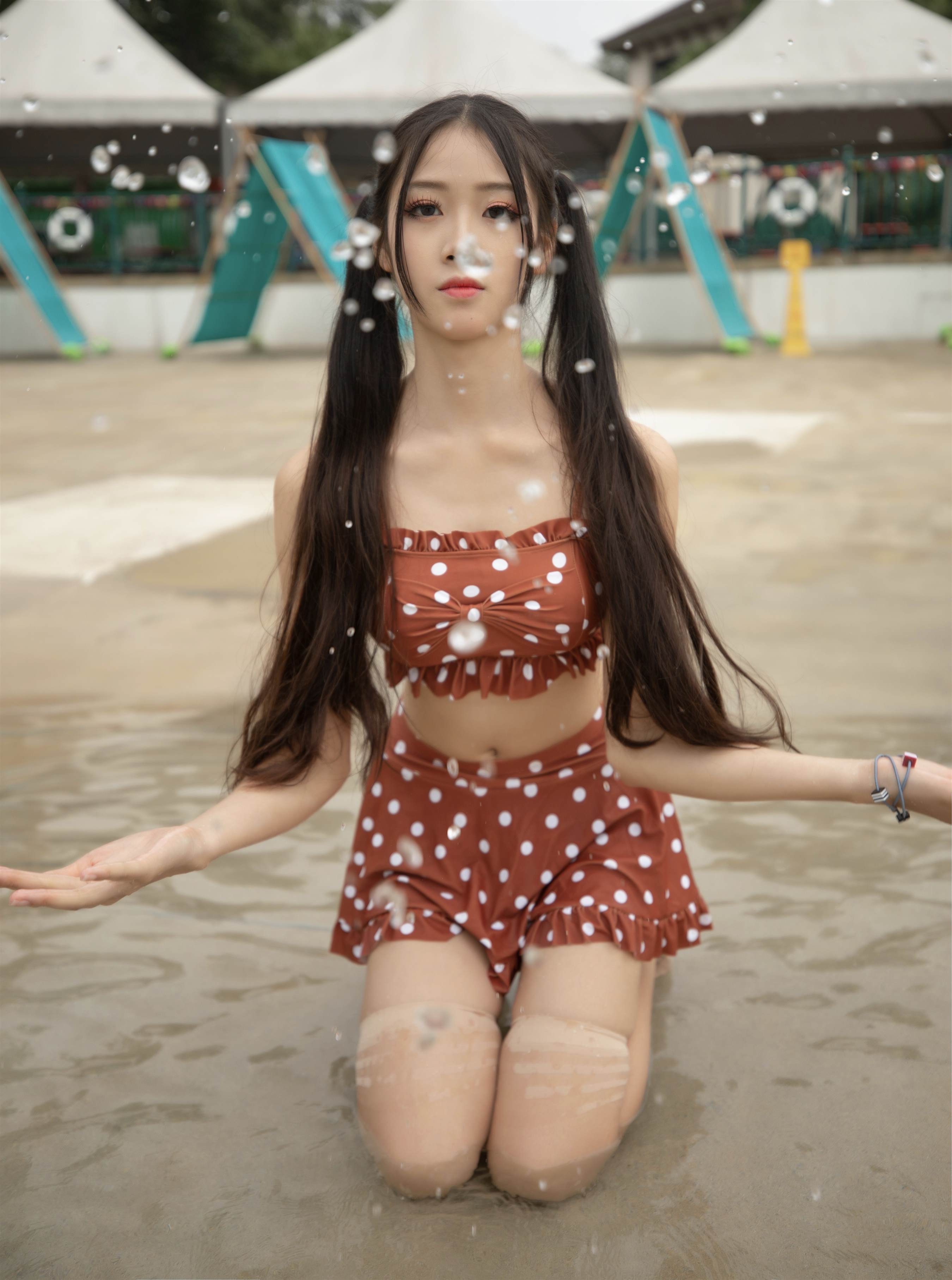 《泳池肉丝少女玩水》作品图