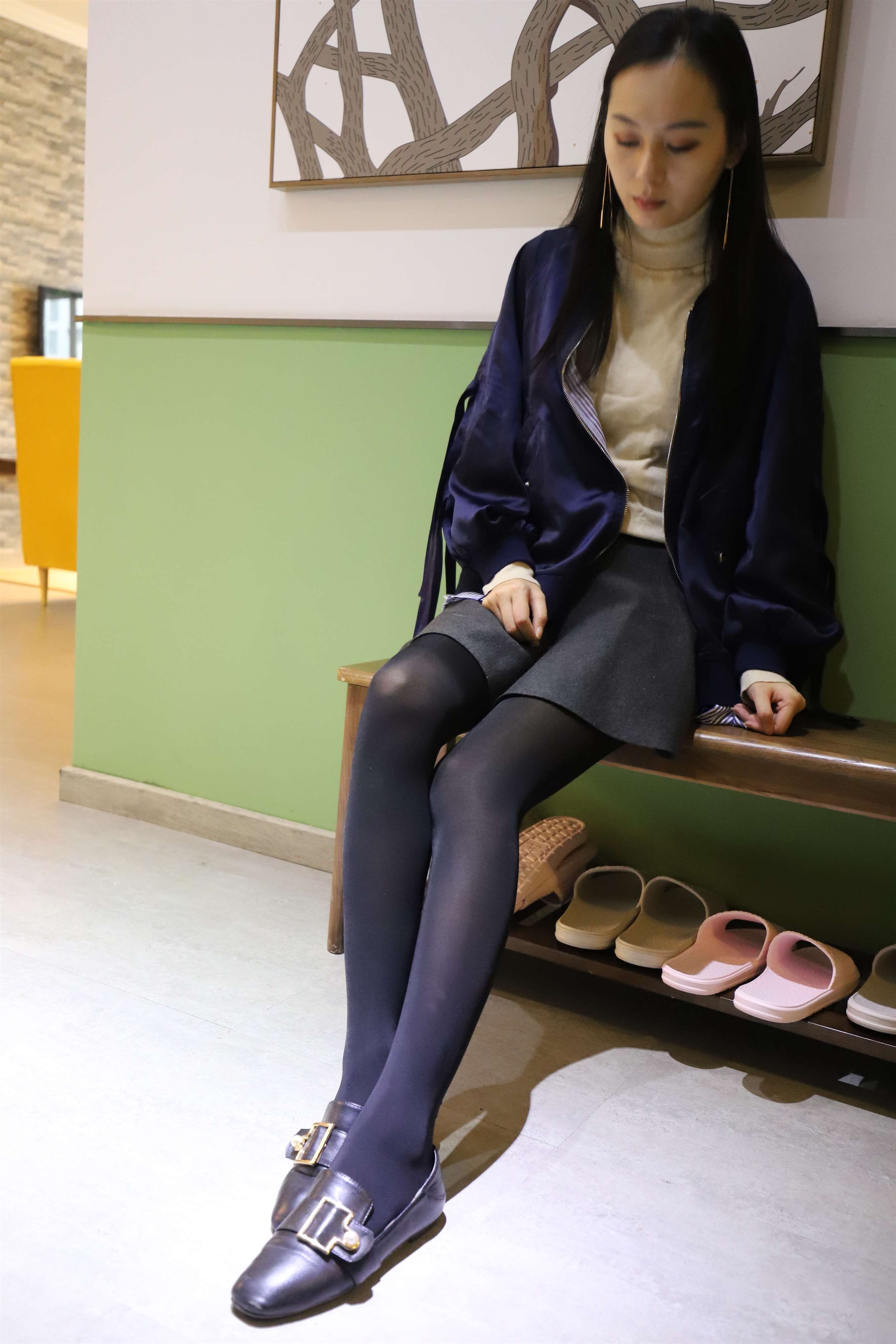 《平跟鞋の黑丝脚丫+视频1个》作品图