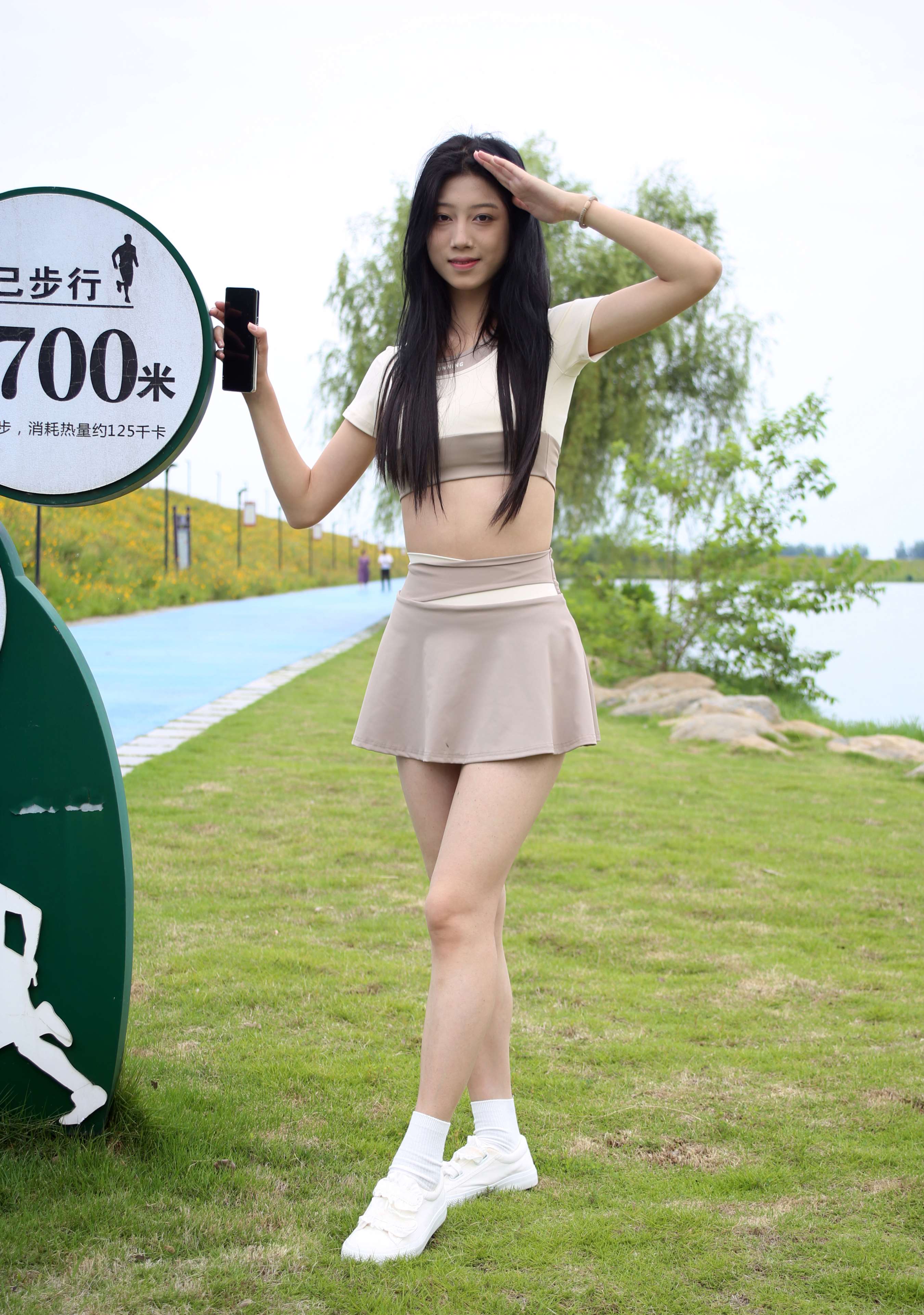 《秀秀长白袜》作品图