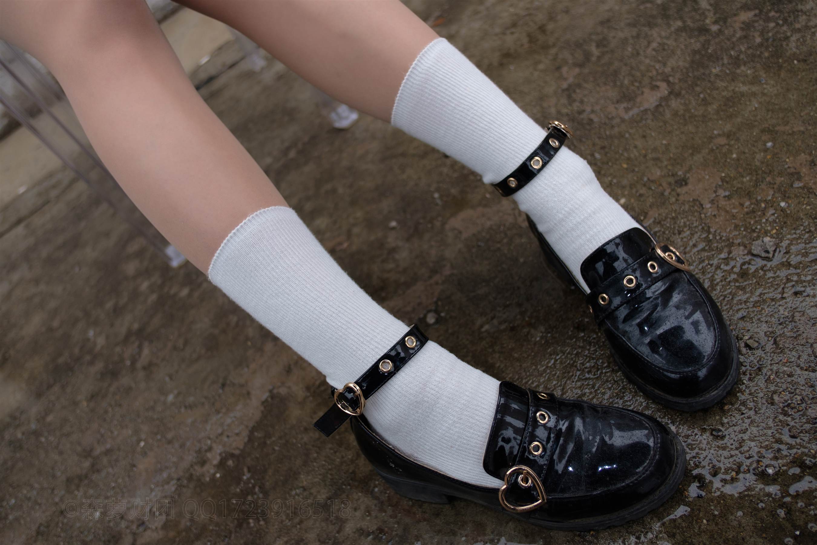 《红衣棉套丝脚丫+视频1个》作品图