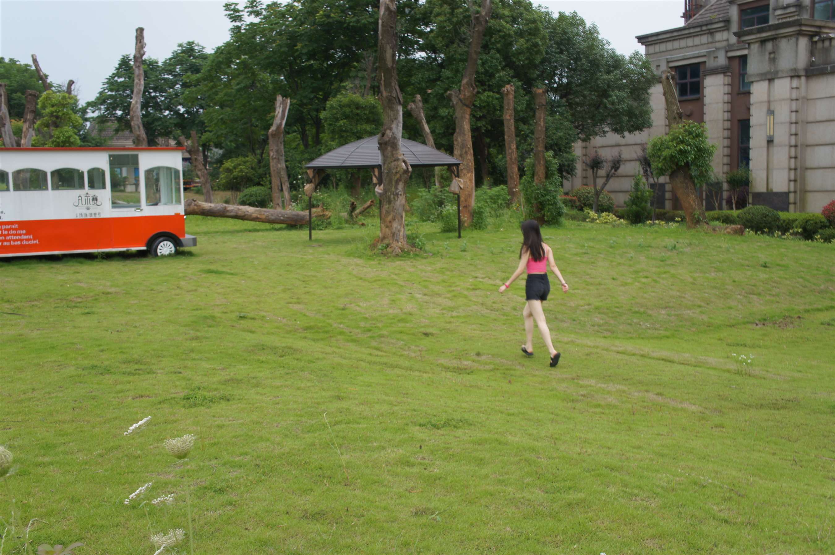 《热裤の裸足踏青》作品图