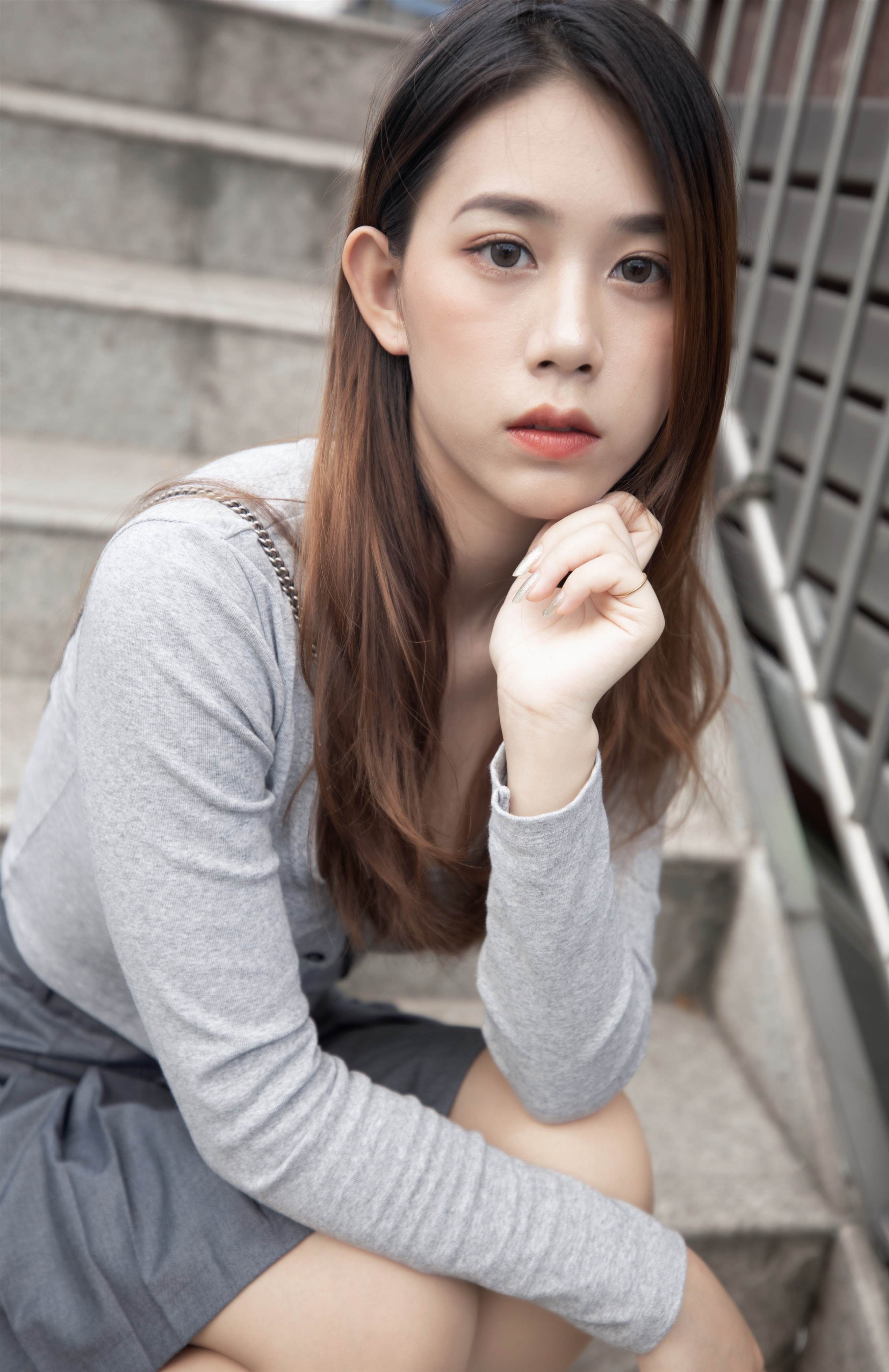 《少女的运动鞋の丝袜脚》作品图