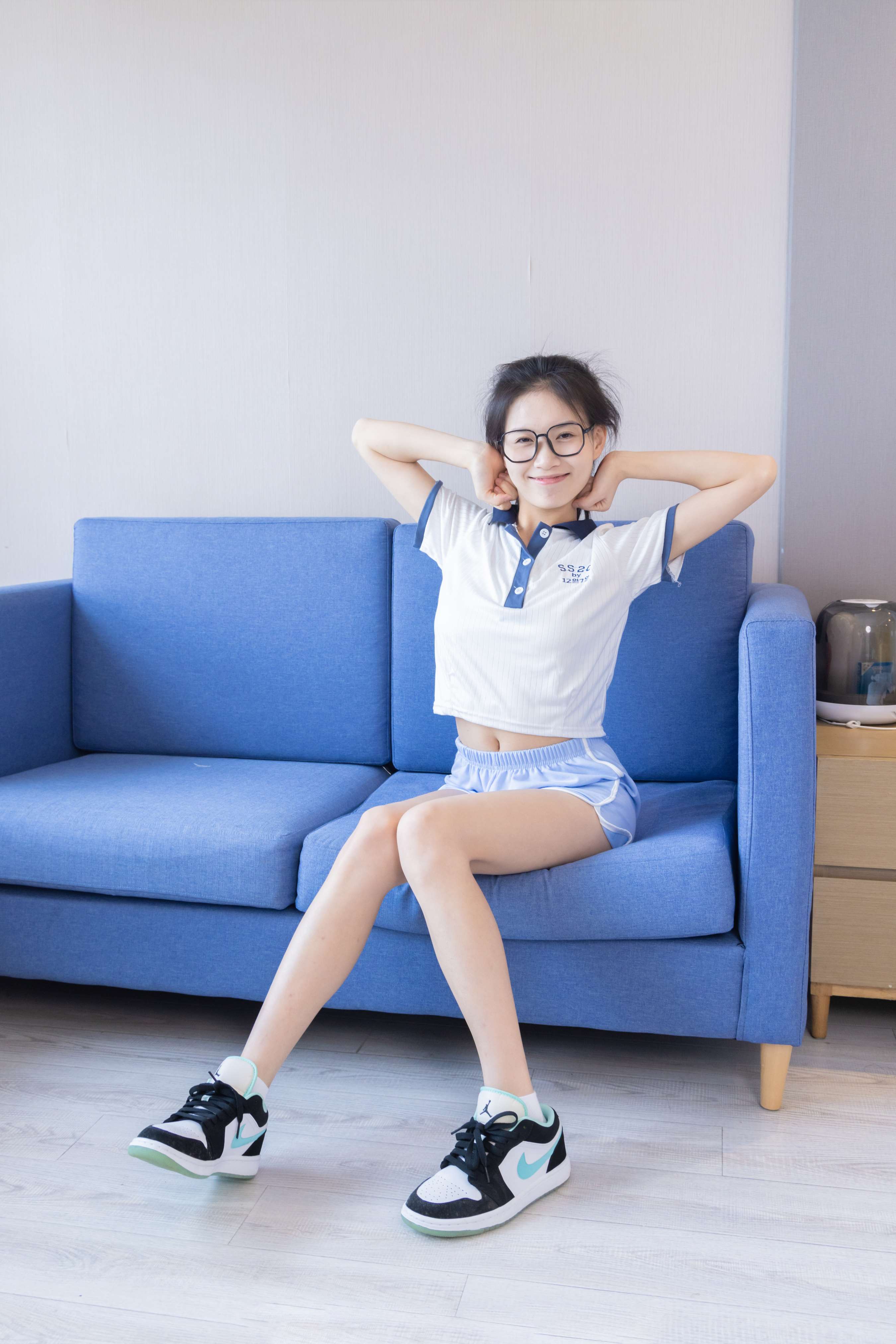 《芝士-板鞋白棉袜の裸足》作品图