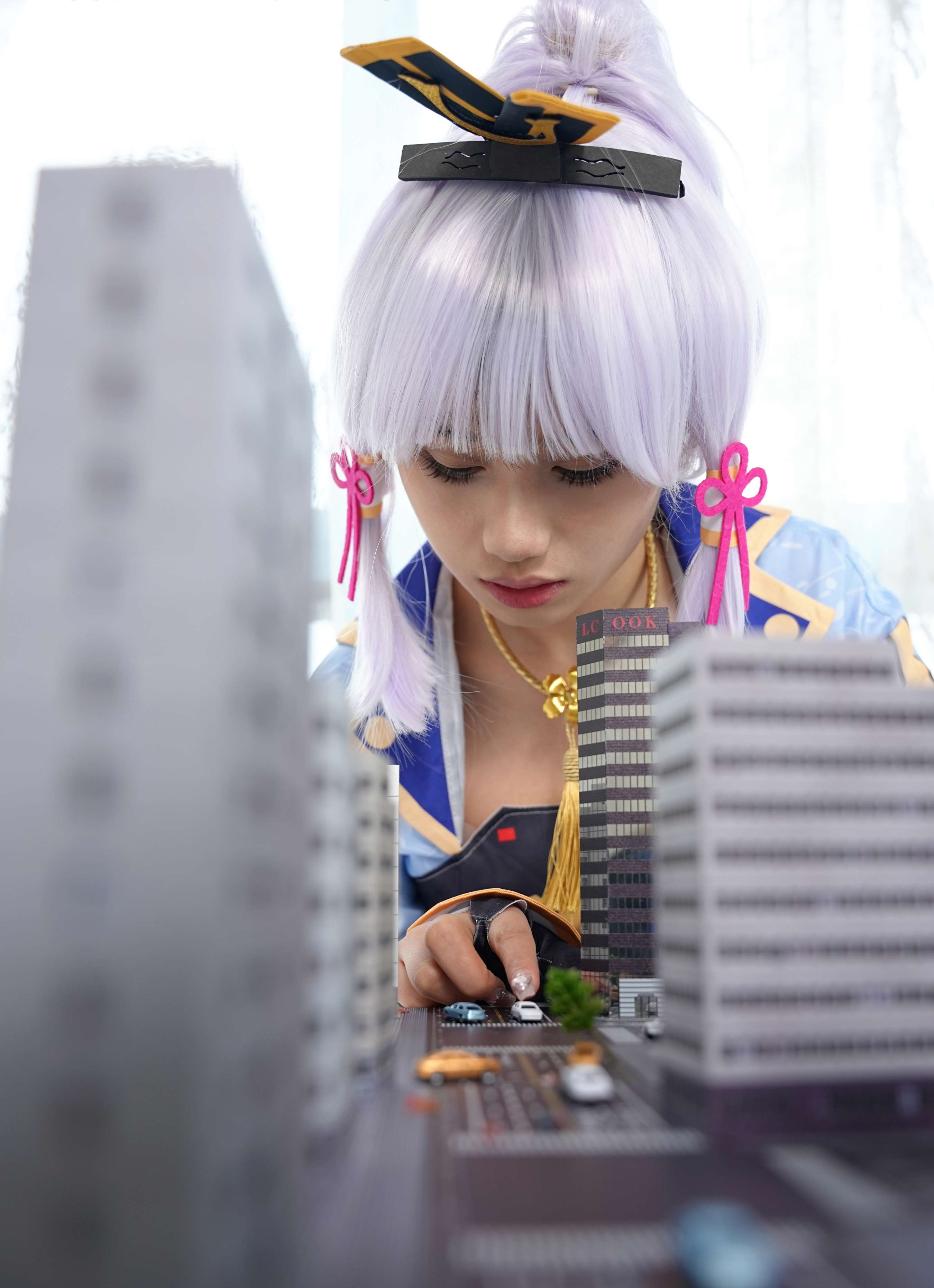 《花花-梦境误入小人国，化身巨人少女》作品图