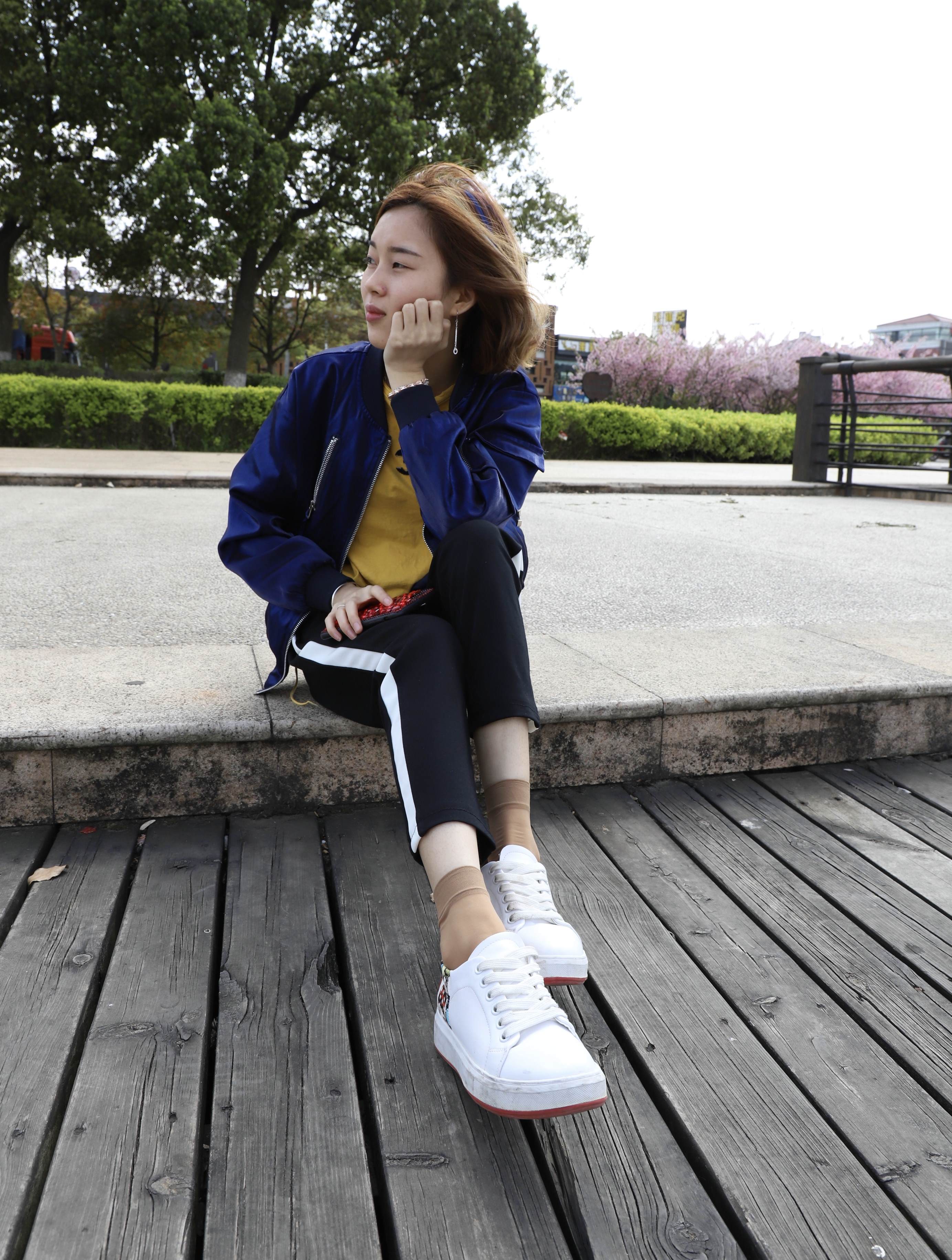 《湖边的板鞋の丝袜脚》作品图