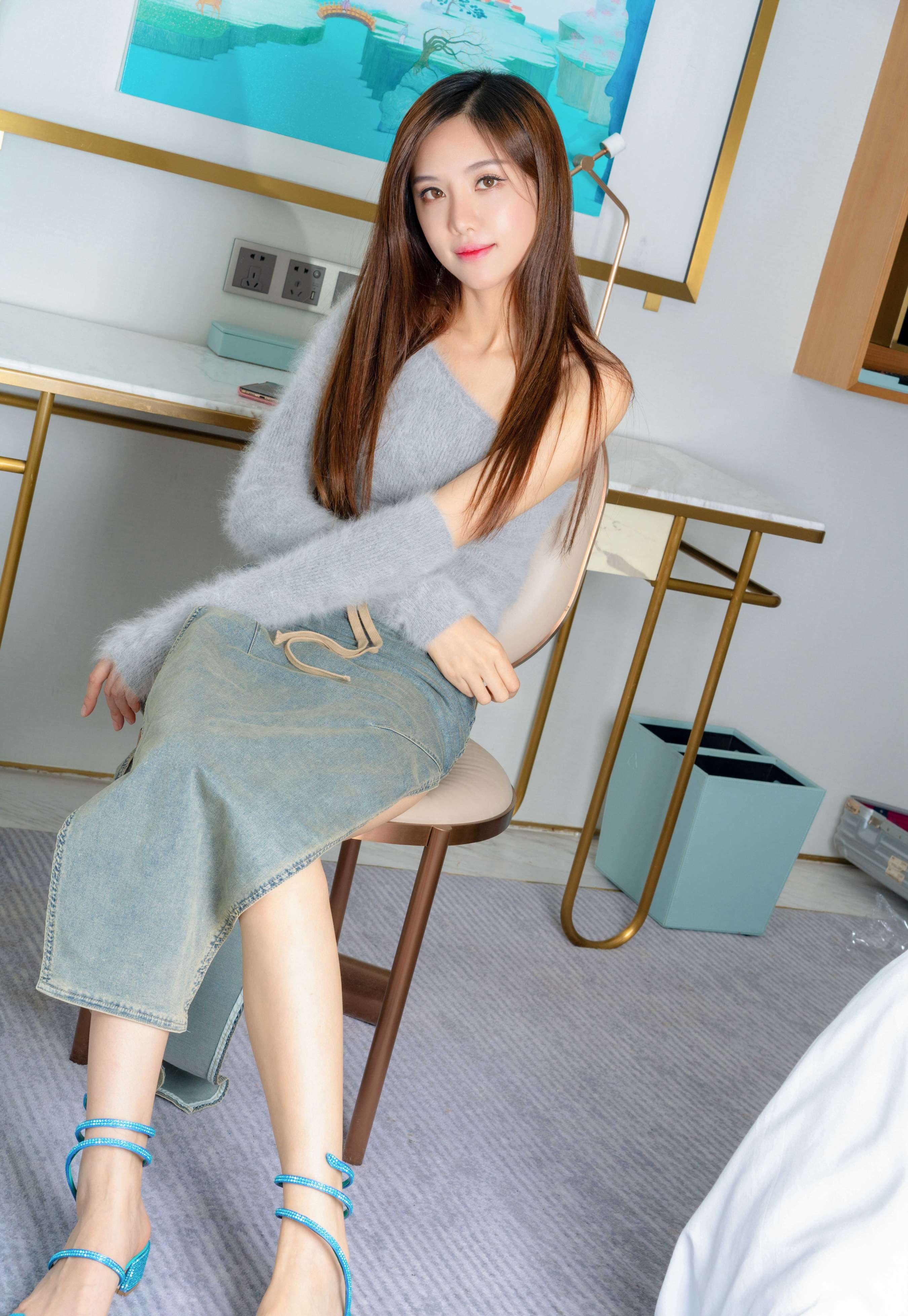 《静怡-蓝凉鞋里的瘦长素脚》作品图