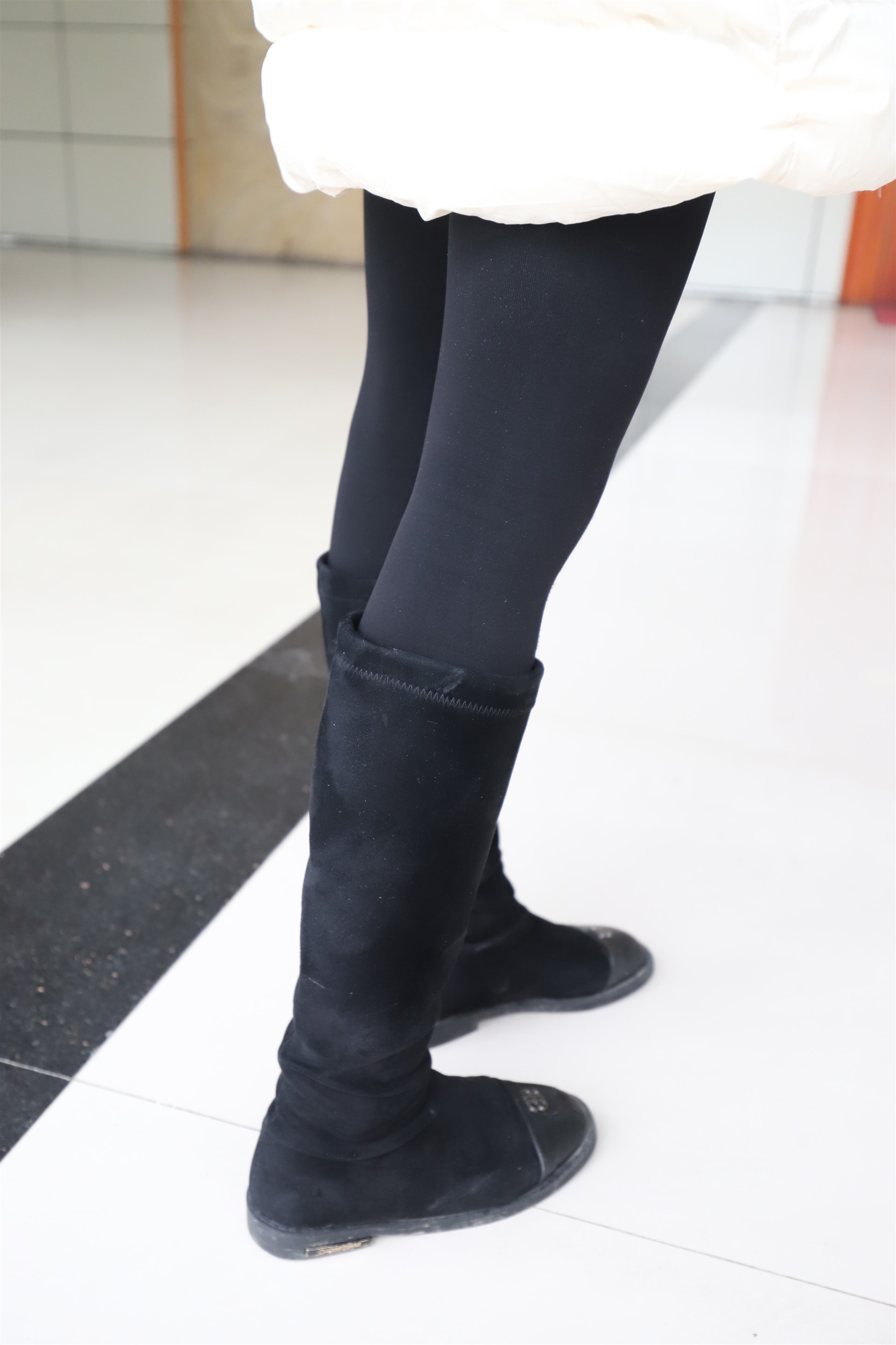 《学姐羽绒厚丝袜脚丫》作品图