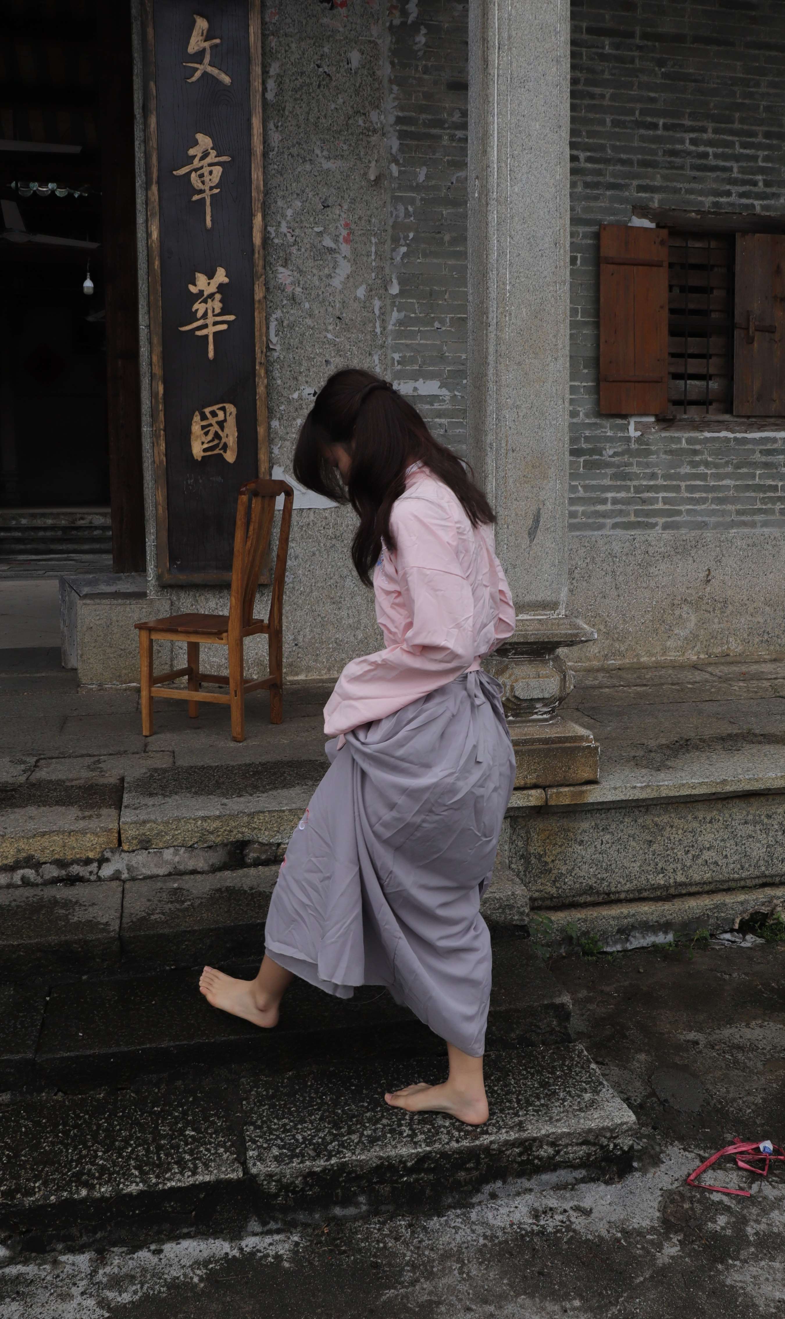 《小淇师妹穿上汉服赤脚游玩古镇》作品图