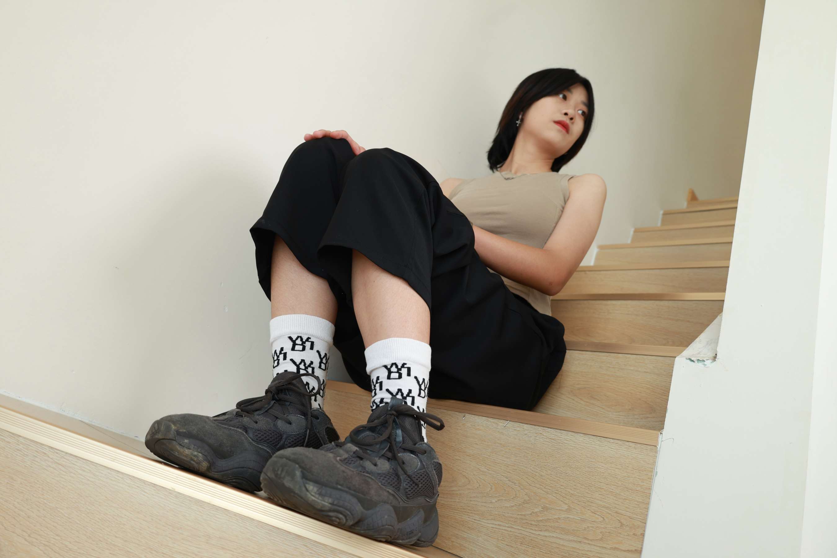 《小姐姐脱运动鞋の白棉袜》作品图