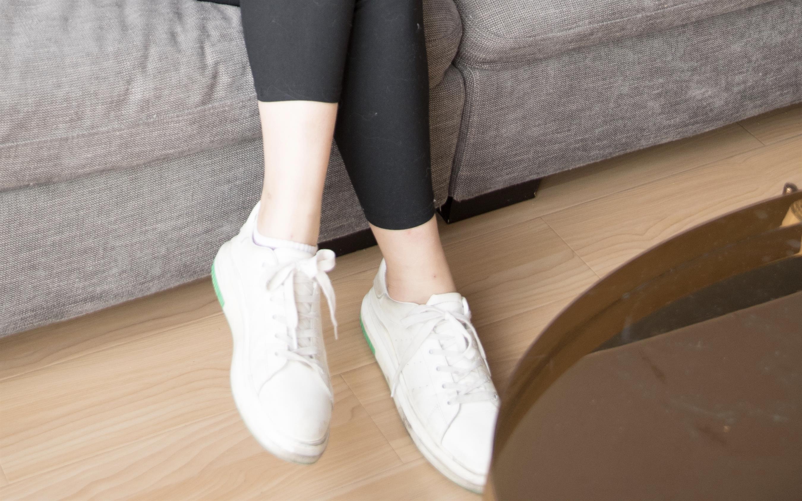 《小姐姐板鞋の船袜脚丫+视频2个》作品图