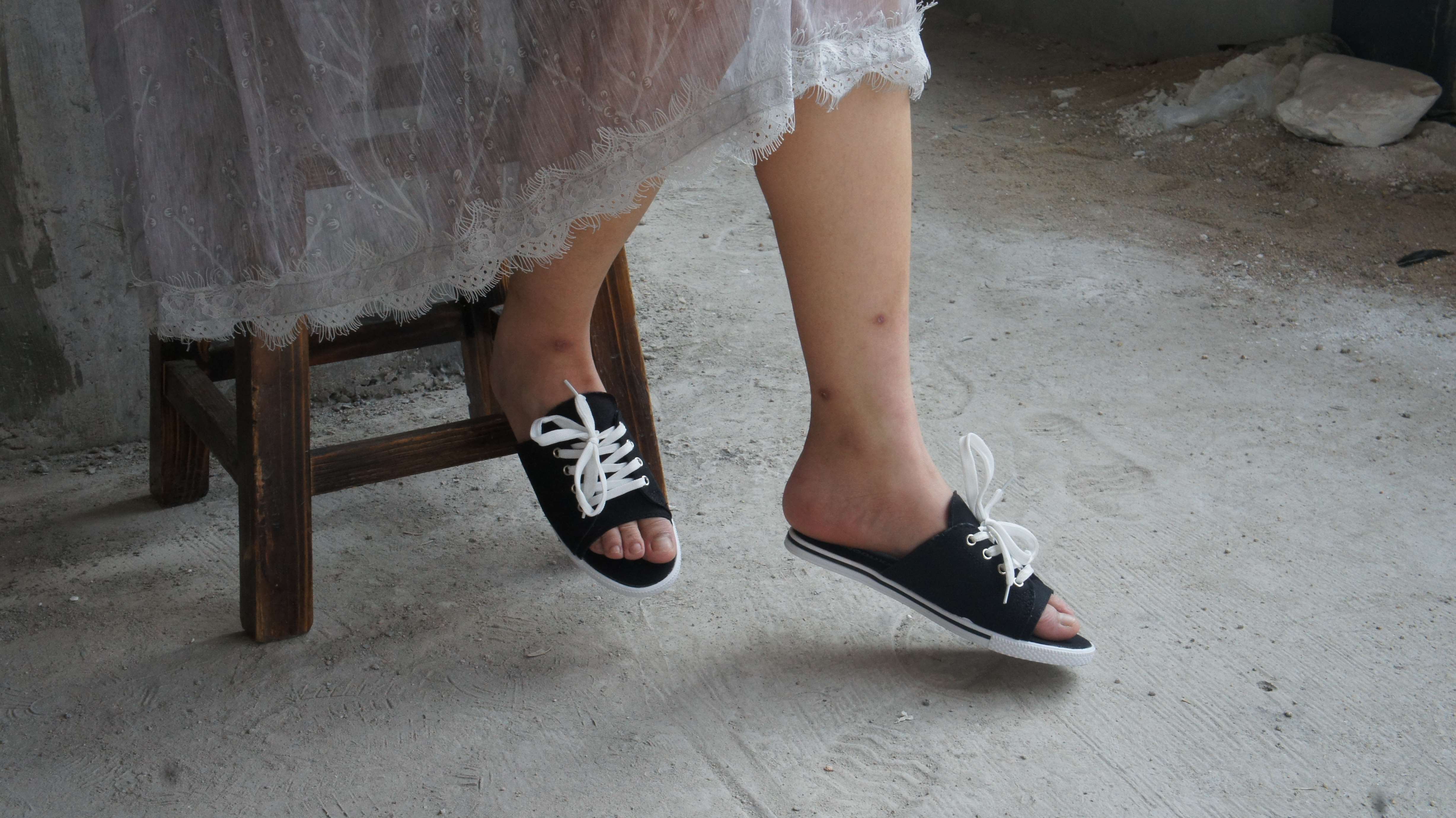 《学妹凉拖の裸足脚丫》作品图