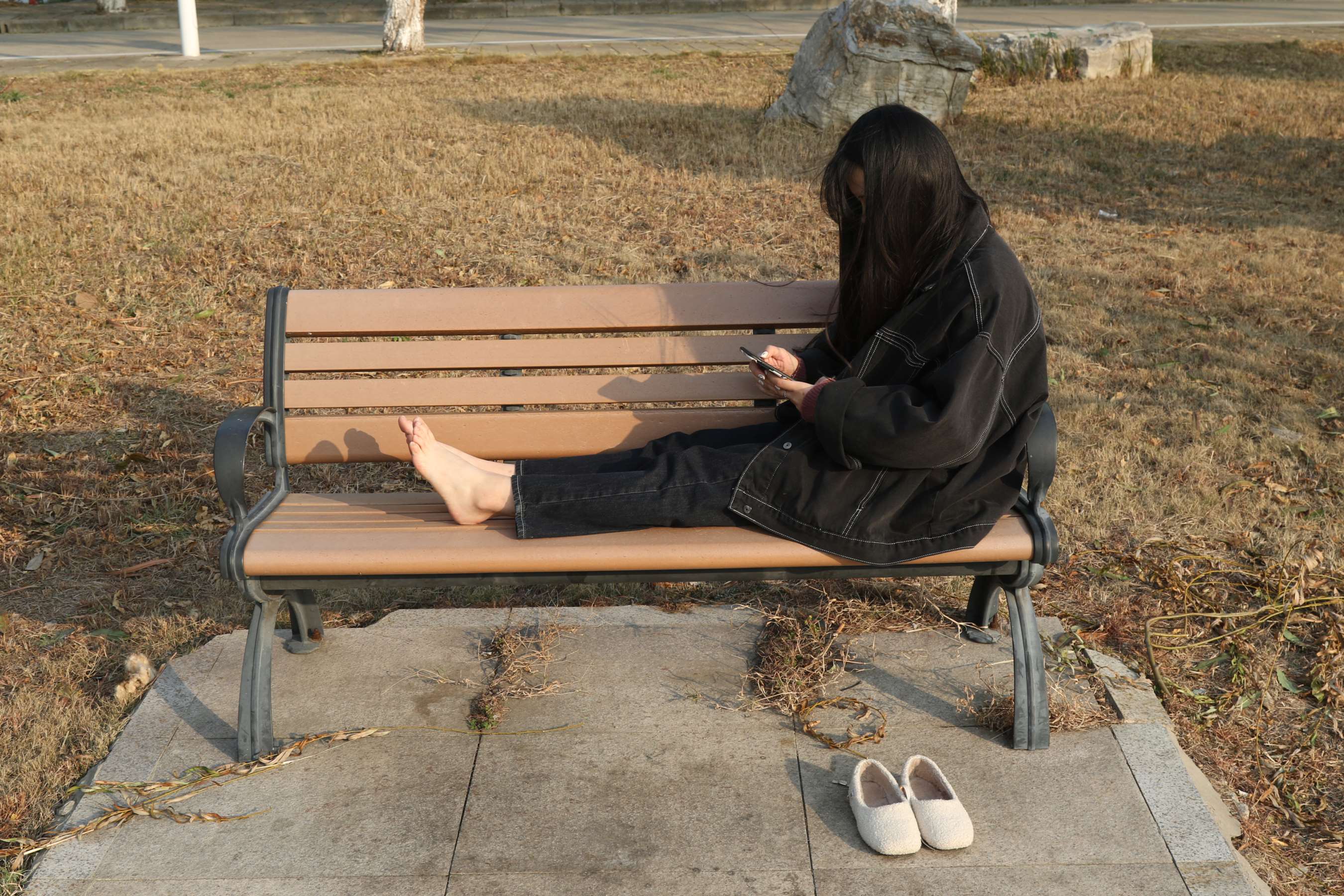 《师妹给小脚丫做个阳光浴》作品图