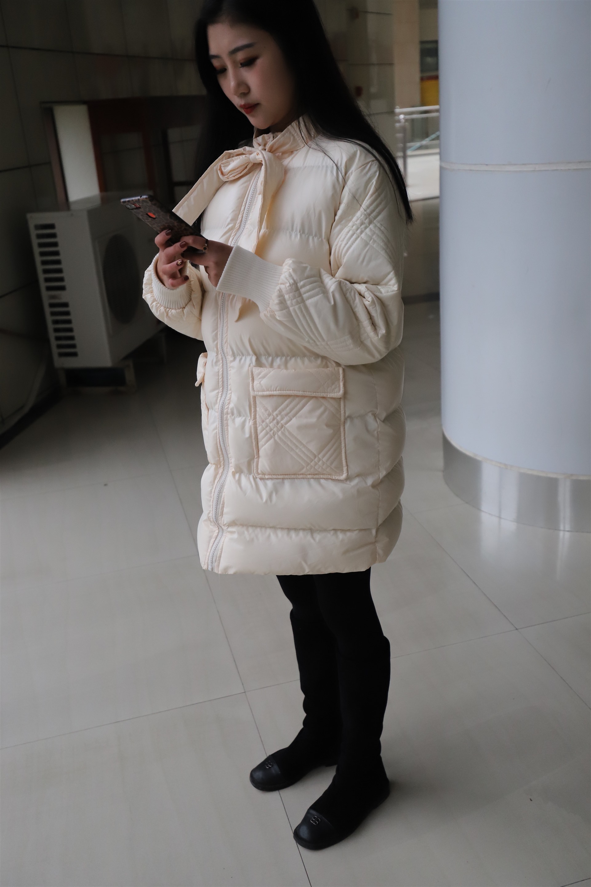 《学姐羽绒厚丝袜脚丫》作品图