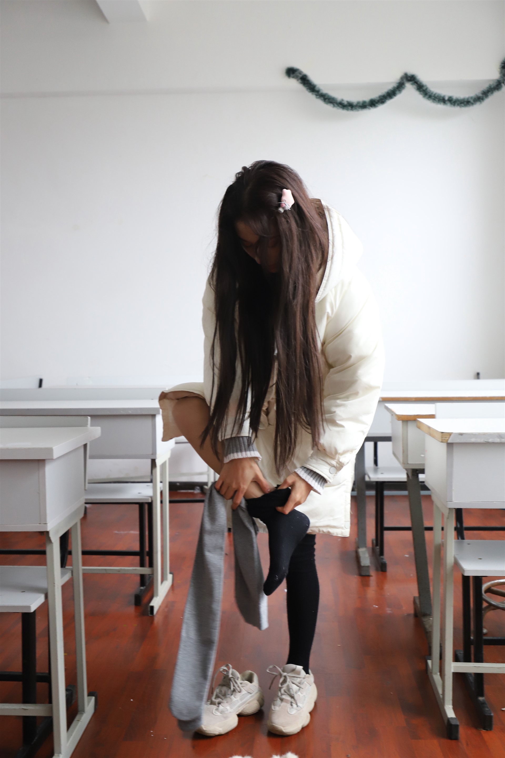 《教室yue拍厚灰丝袜脚丫》作品图