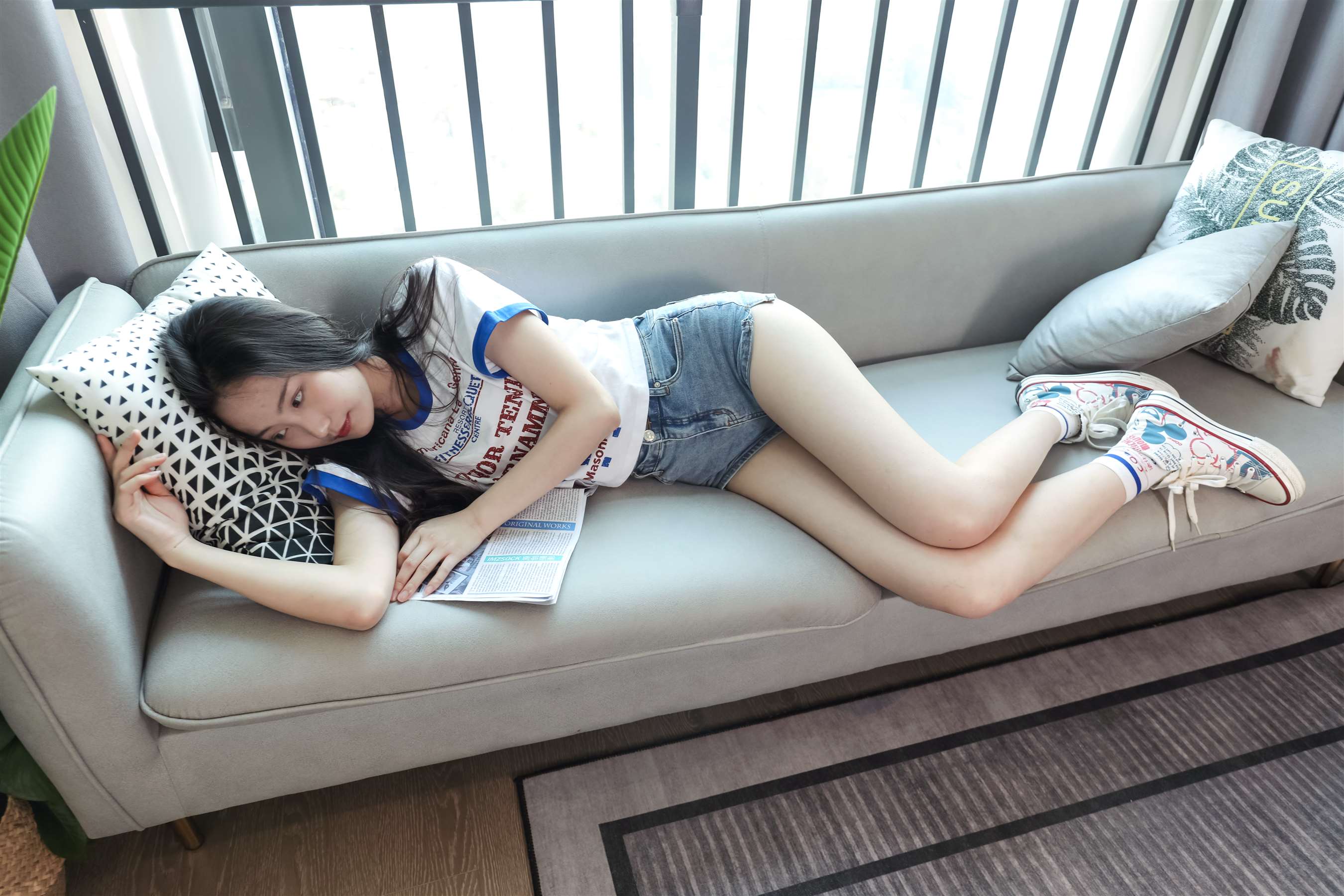 《热裤の脏白袜脚【套图+视频1个】》作品图