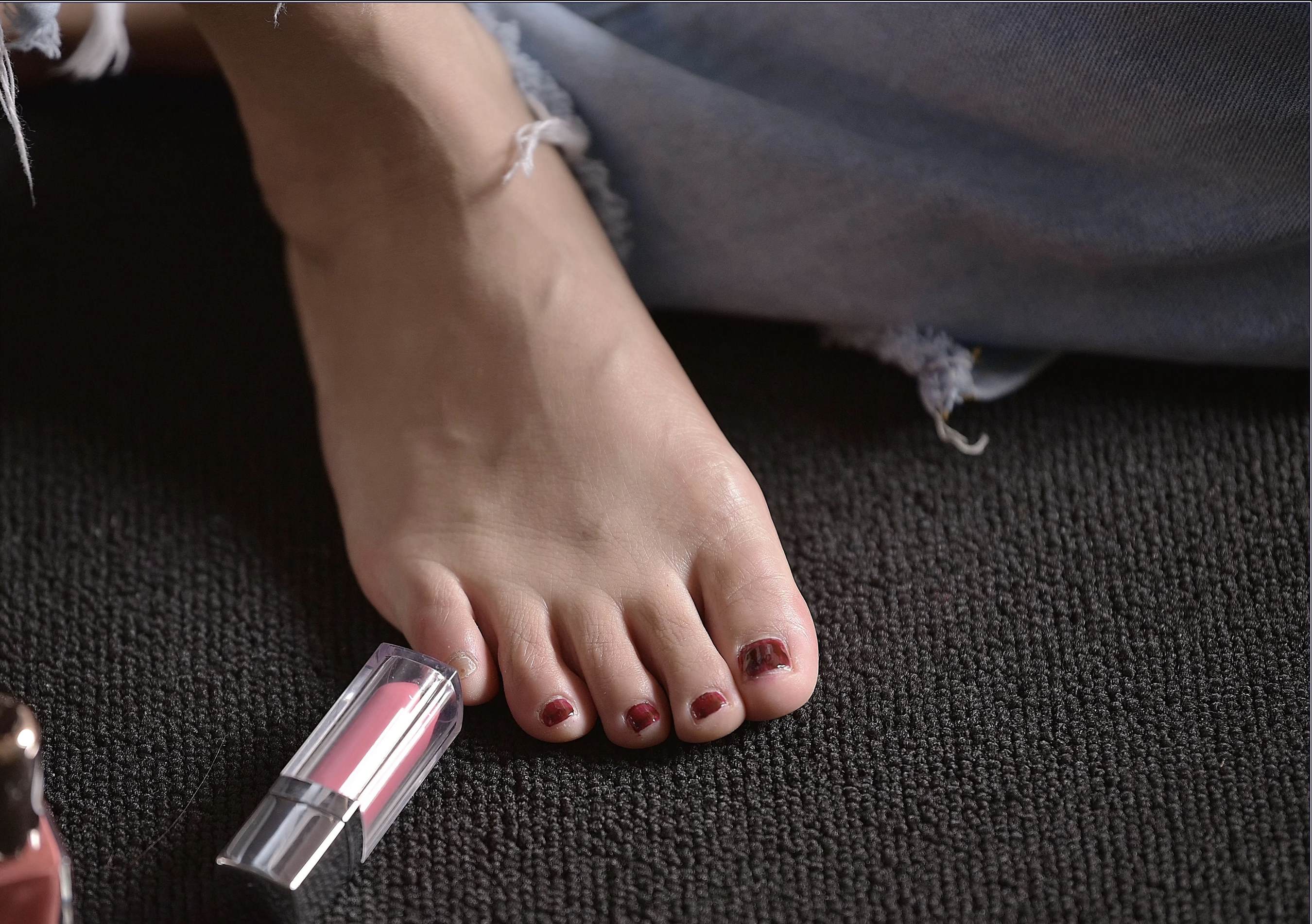 《小姐姐涂指甲油》作品图